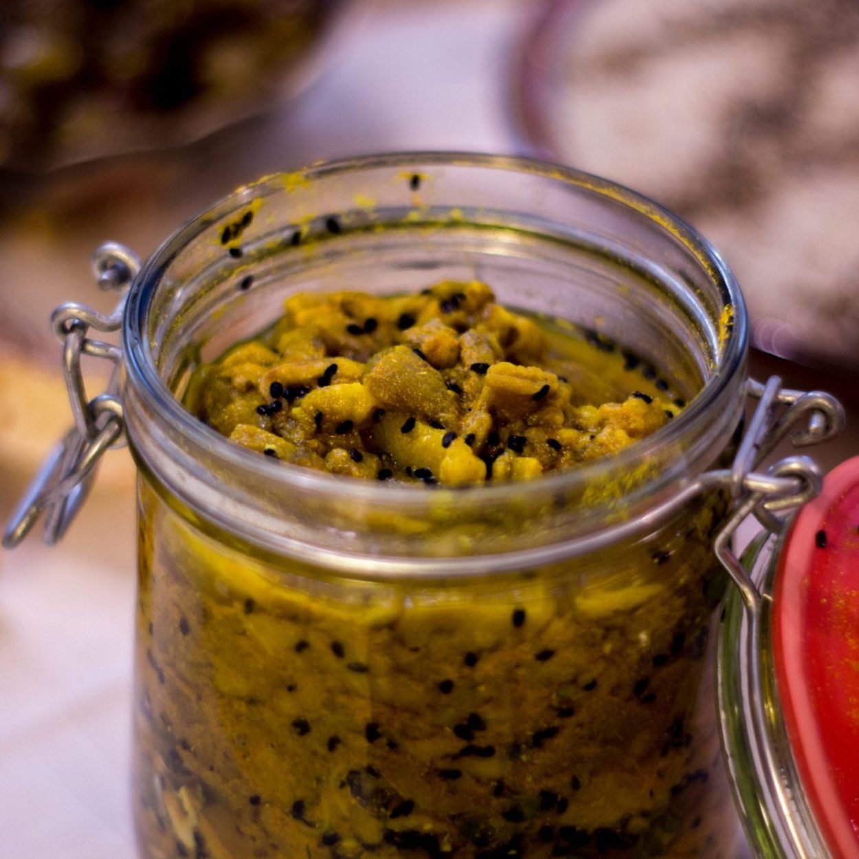 Torshi bademjan – Pickles d’aubergines au curcuma, à la coriandre et à la menthe – Recette iranienne