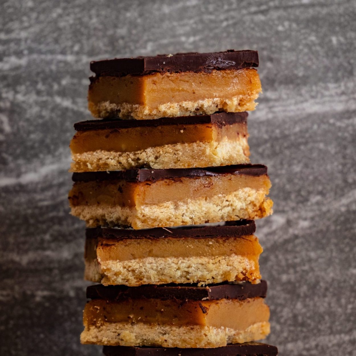 Caramel slice – Millionnaire shortbread – sablés au caramel et au chocolat - recette australienne