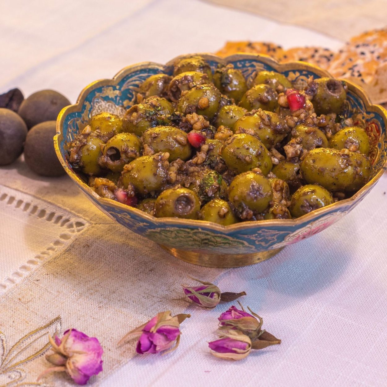 Zeytoon Parvardeh – Olives vertes parfumées à la grenade et à la menthe - Recette iranienne
