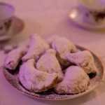 Qotab – Petits croissants à la cardamome farcis aux amandes et aux noix - Recette iranienne