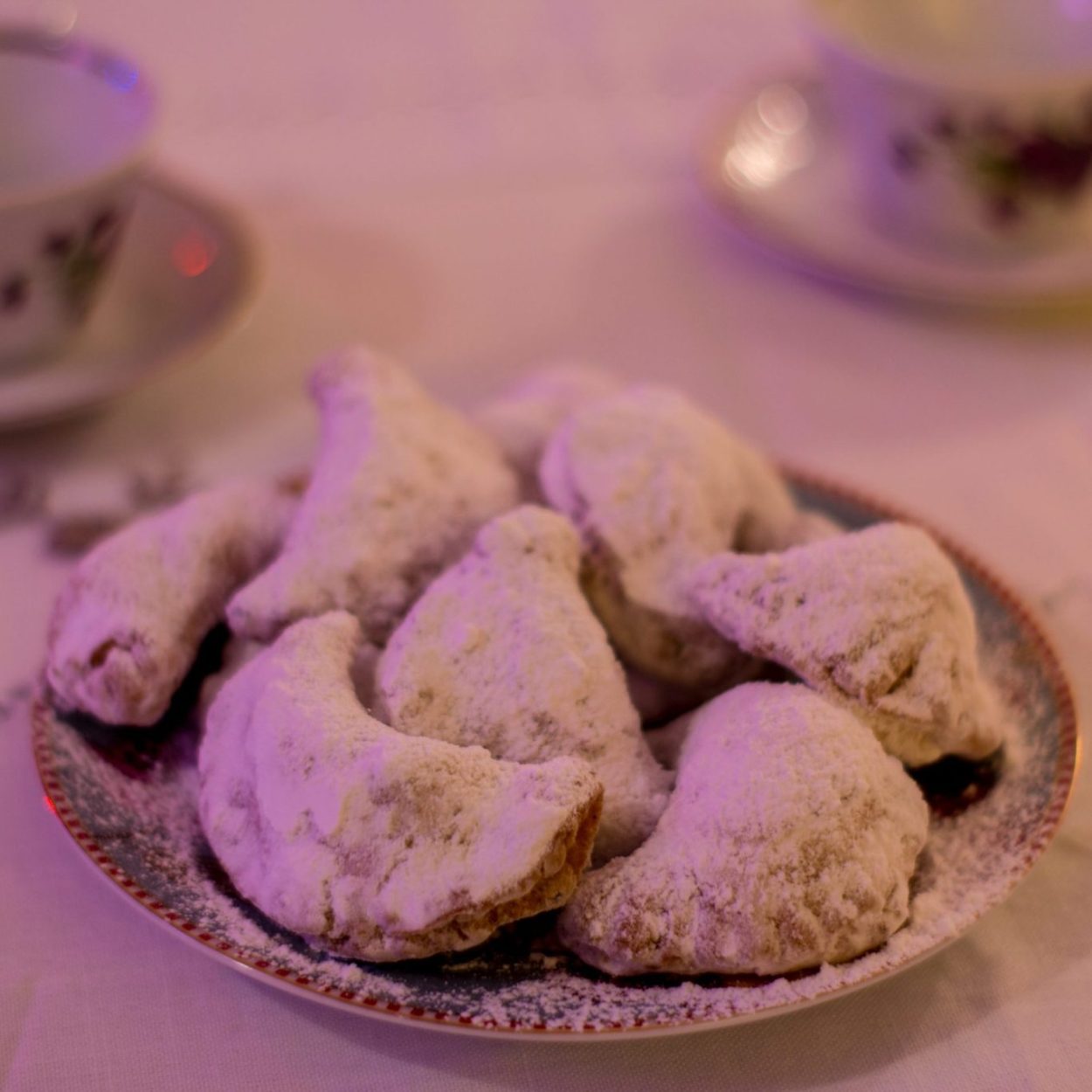 Qotab – Petits croissants à la cardamome farcis aux amandes et aux noix – Recette iranienne
