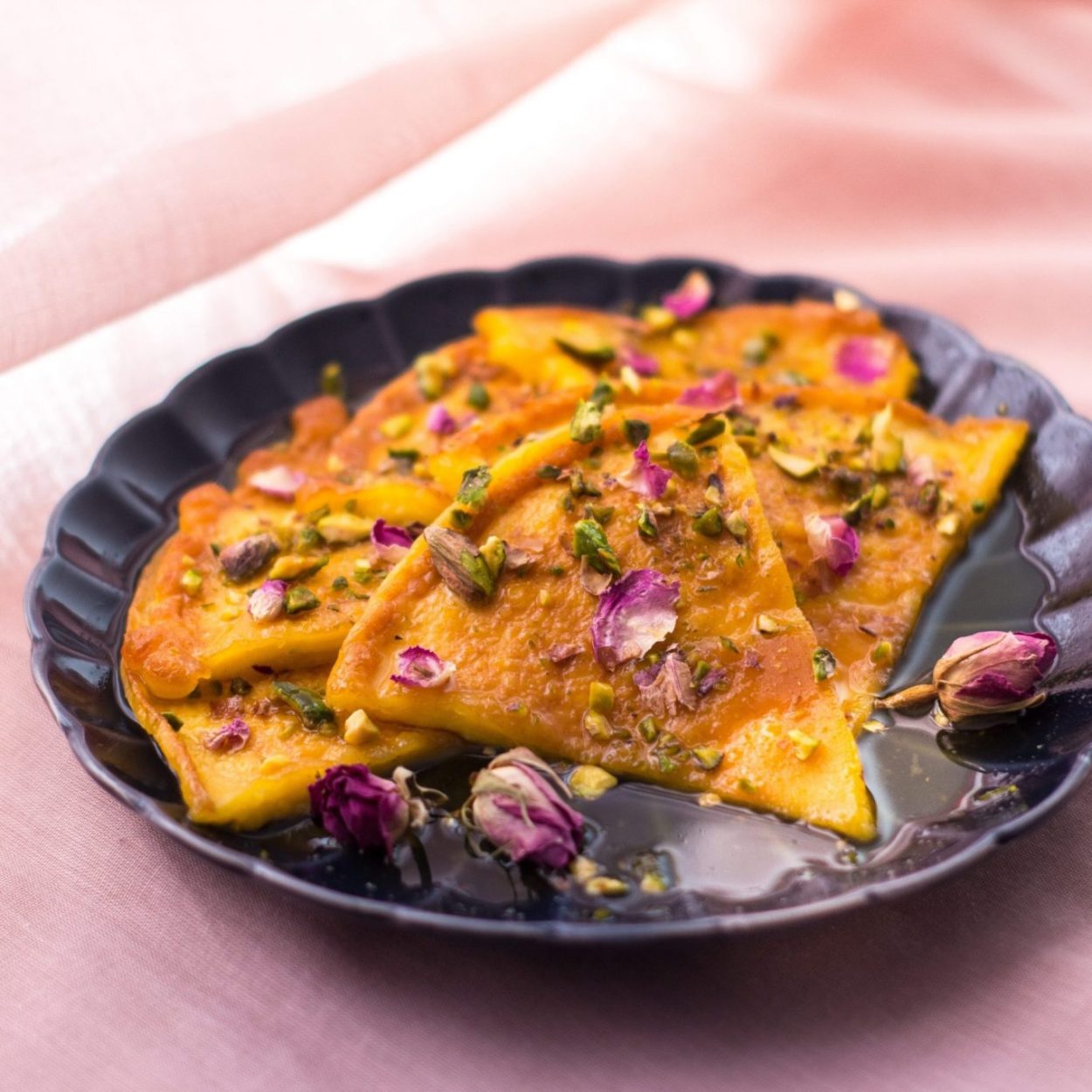 Gheyganakh – Omelette sucrée parfumée aux pistaches et aux pétales de roses – Recette iranienne