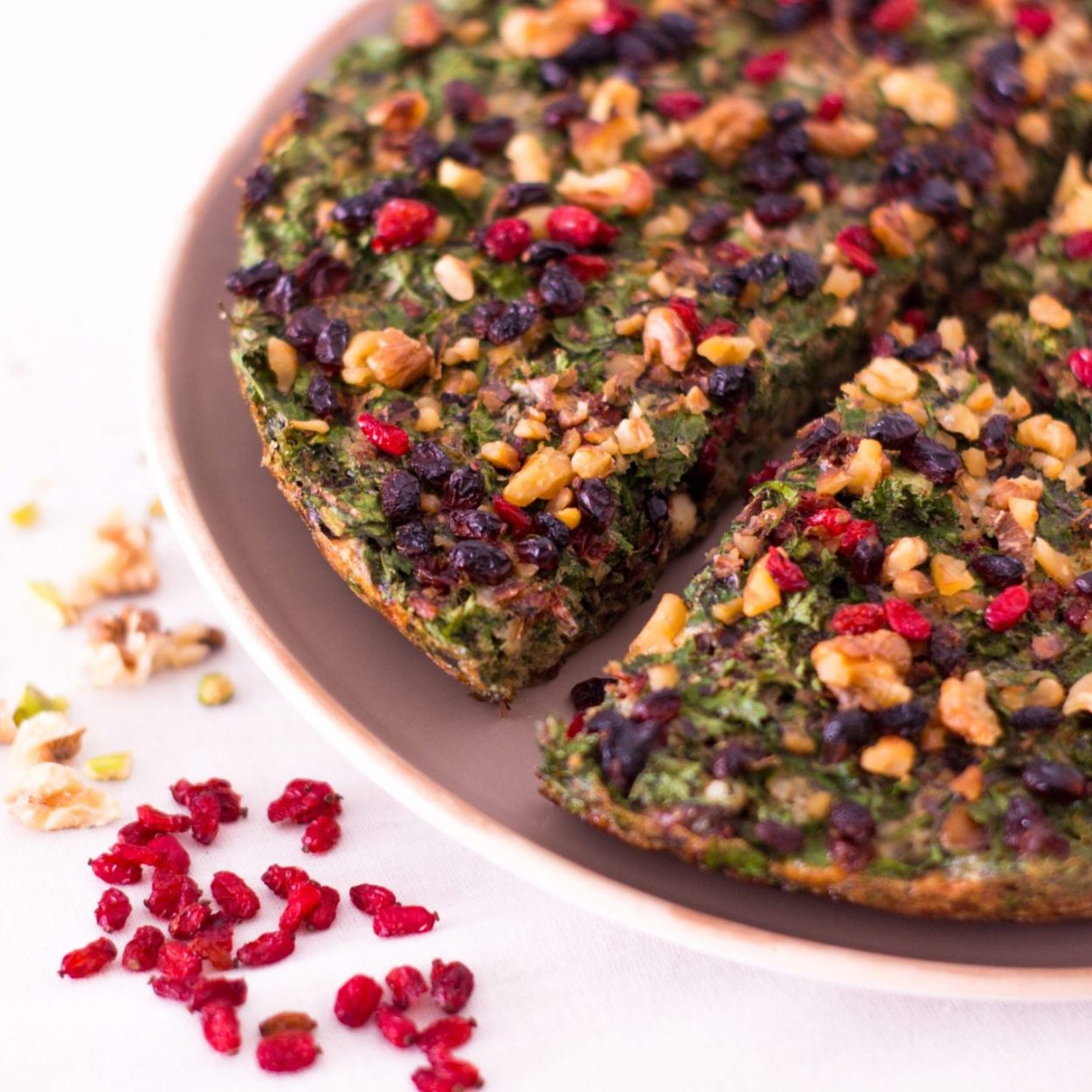Kuku – Omelette aux herbes, aux noix et aux baies d’épine-vinette - Recette iranienne