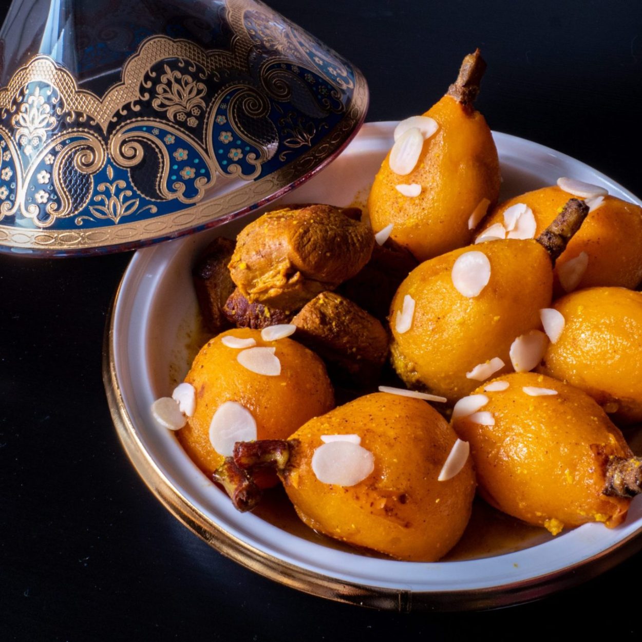 Mchimcha maamra – Tajine de nèfles fourrées aux amandes – Recette algérienne