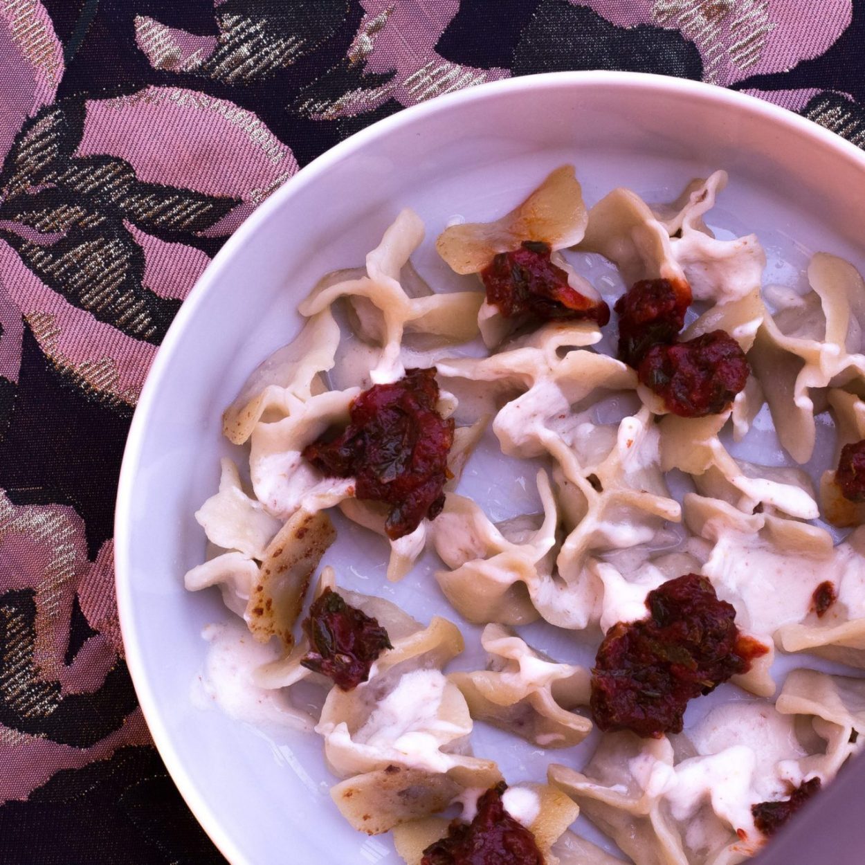 Manti – Raviolis au bœuf hachés et à la sauce tomate, à l’ail et au yaourt – Recette iranienne