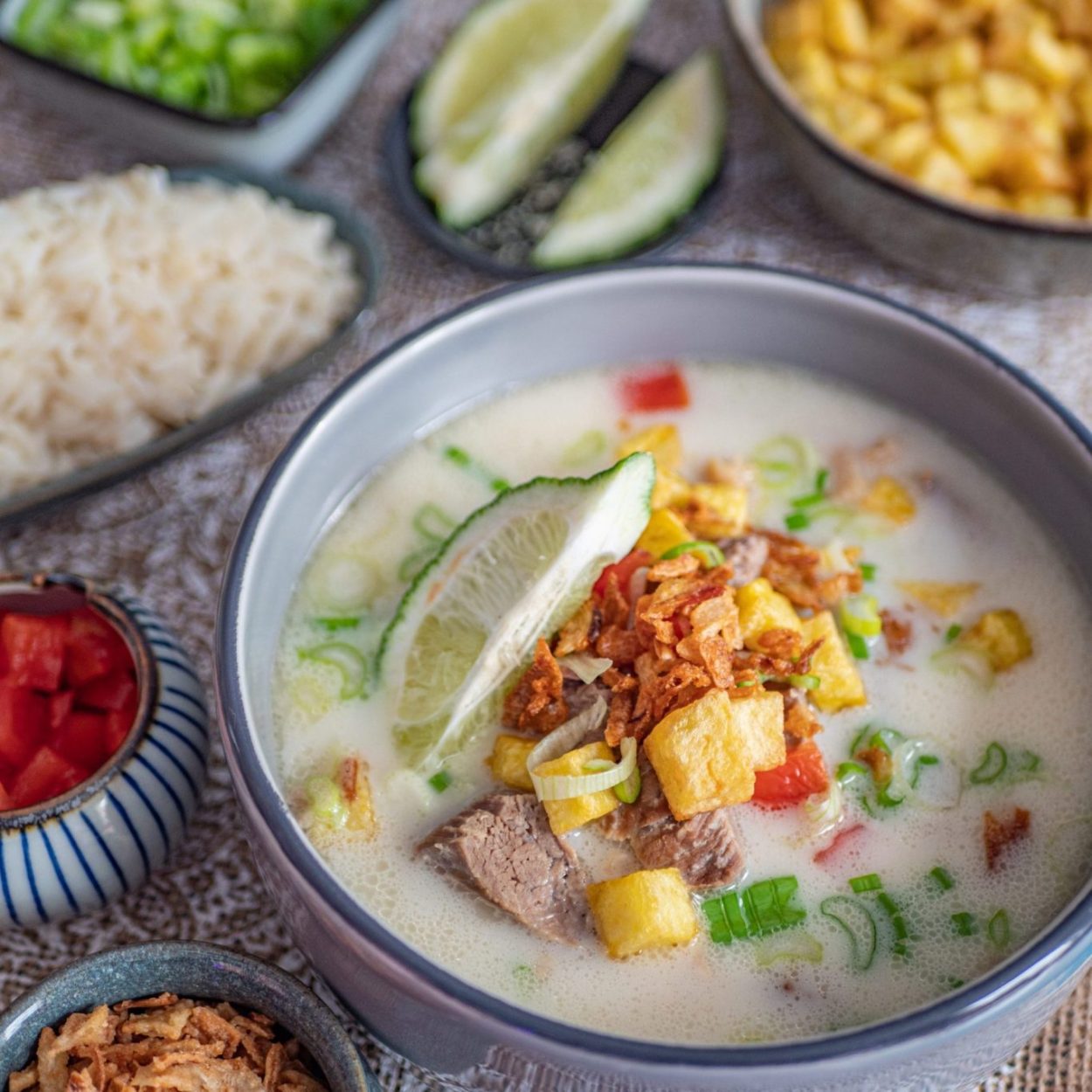 Soto betawi - Soupe crémeuse à la viande et au lait de coco - Recette indonésienne