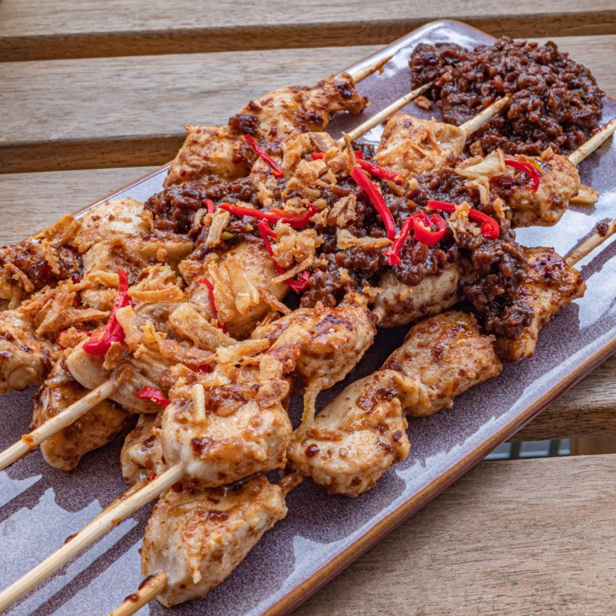 Saté ayam madura - Brochettes de poulet et sauce aux cacahuètes - Recette indonésienne