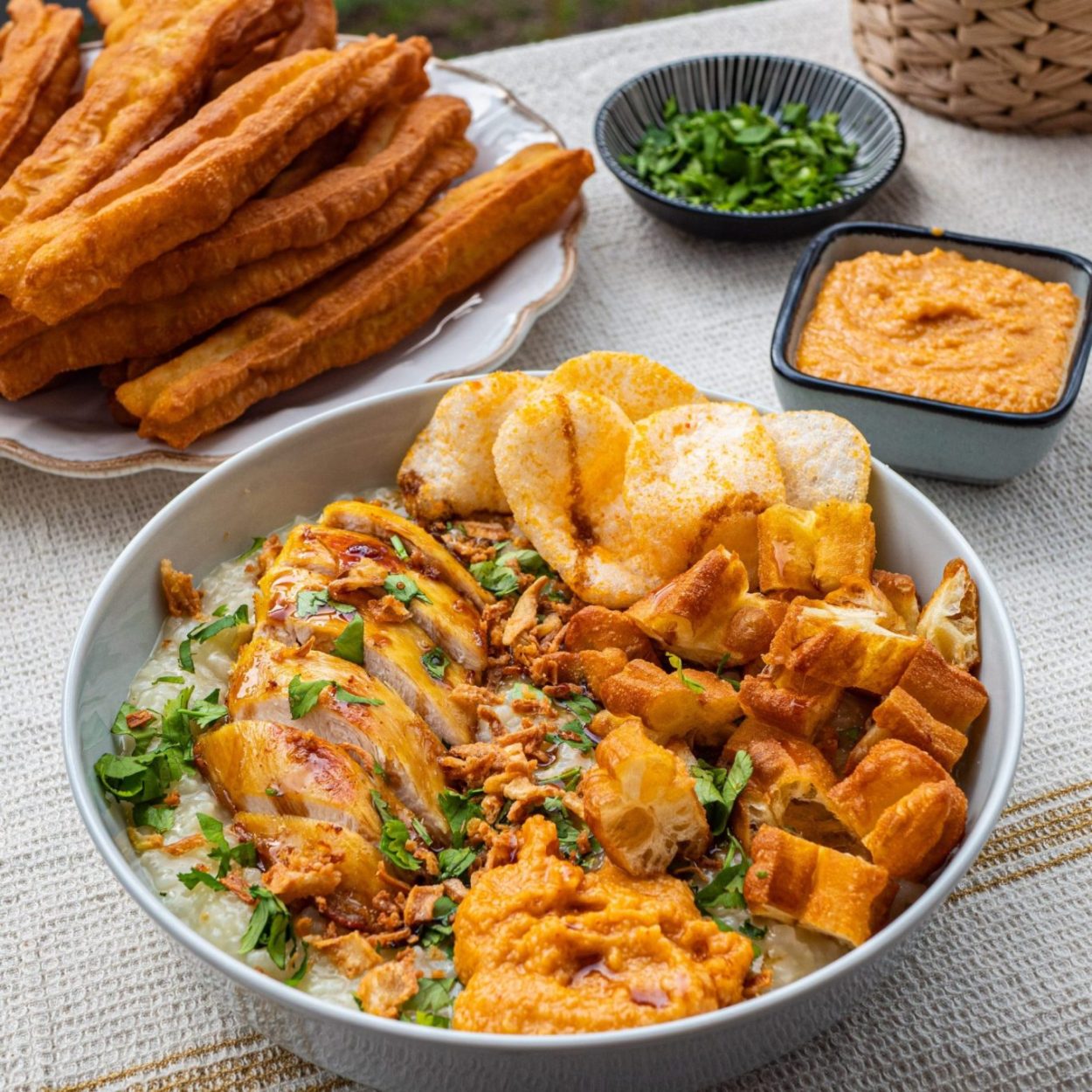Bubur Ayam - Poulet frit, congee de riz et sauce aux cacahuètes - Recette indonésienne