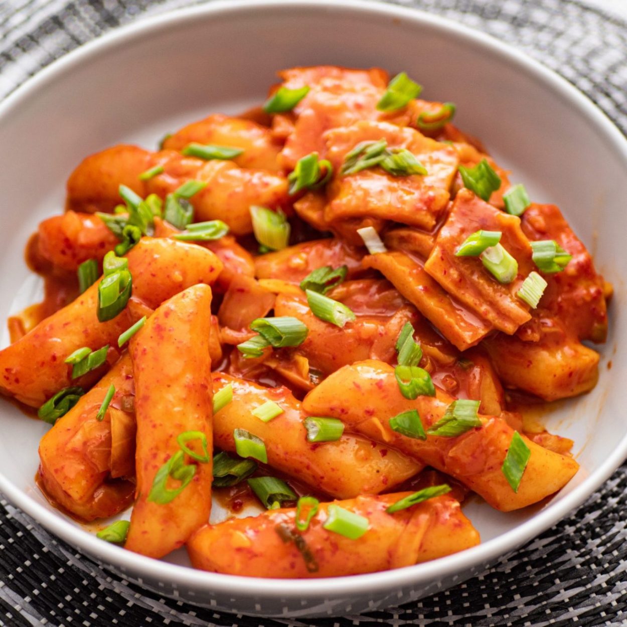 Tteokbokki – Rouleaux de riz et galettes de poisson en sauce épicée – Recette coréenne