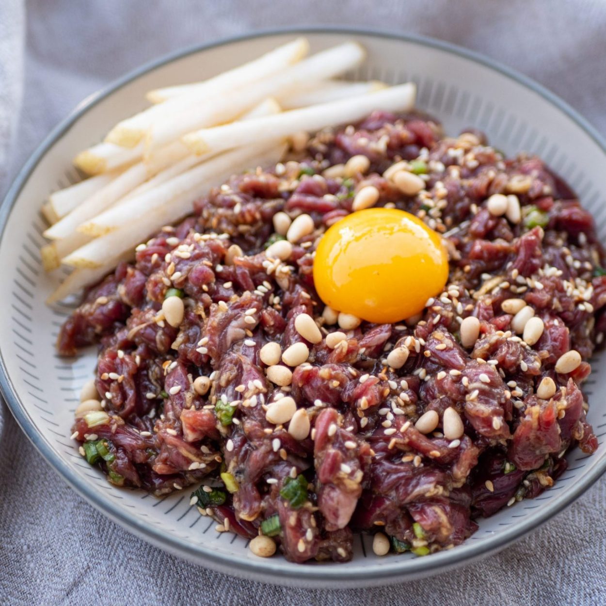 Yukhoe – Tartare de boeuf coréen à la sauce soja et au sésame – Recette