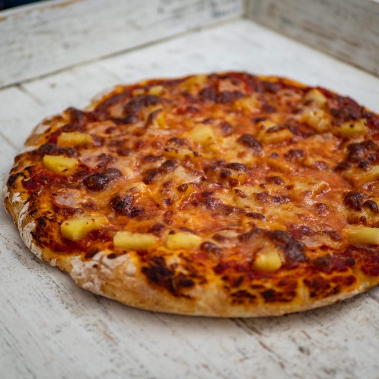 Hawaiian pizza - Pizza hawaïenne à l'ananas et au jambon - Recette canadienne