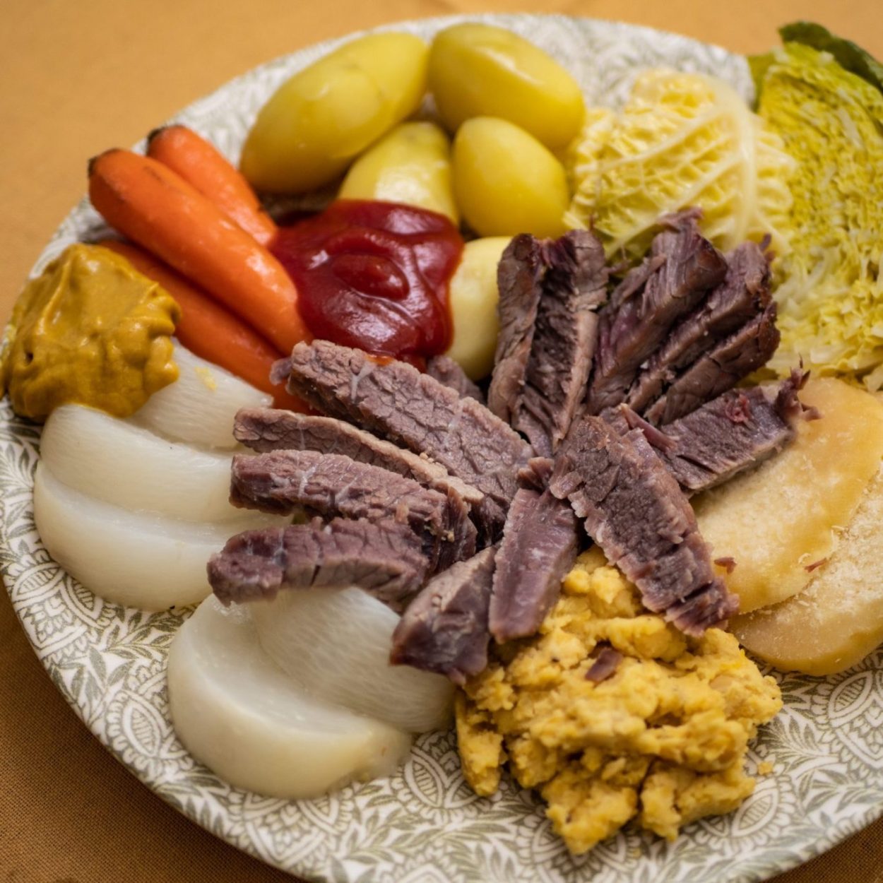 Jiggs dinner - Corned beef et légumes en bouillon - Recette canadienne