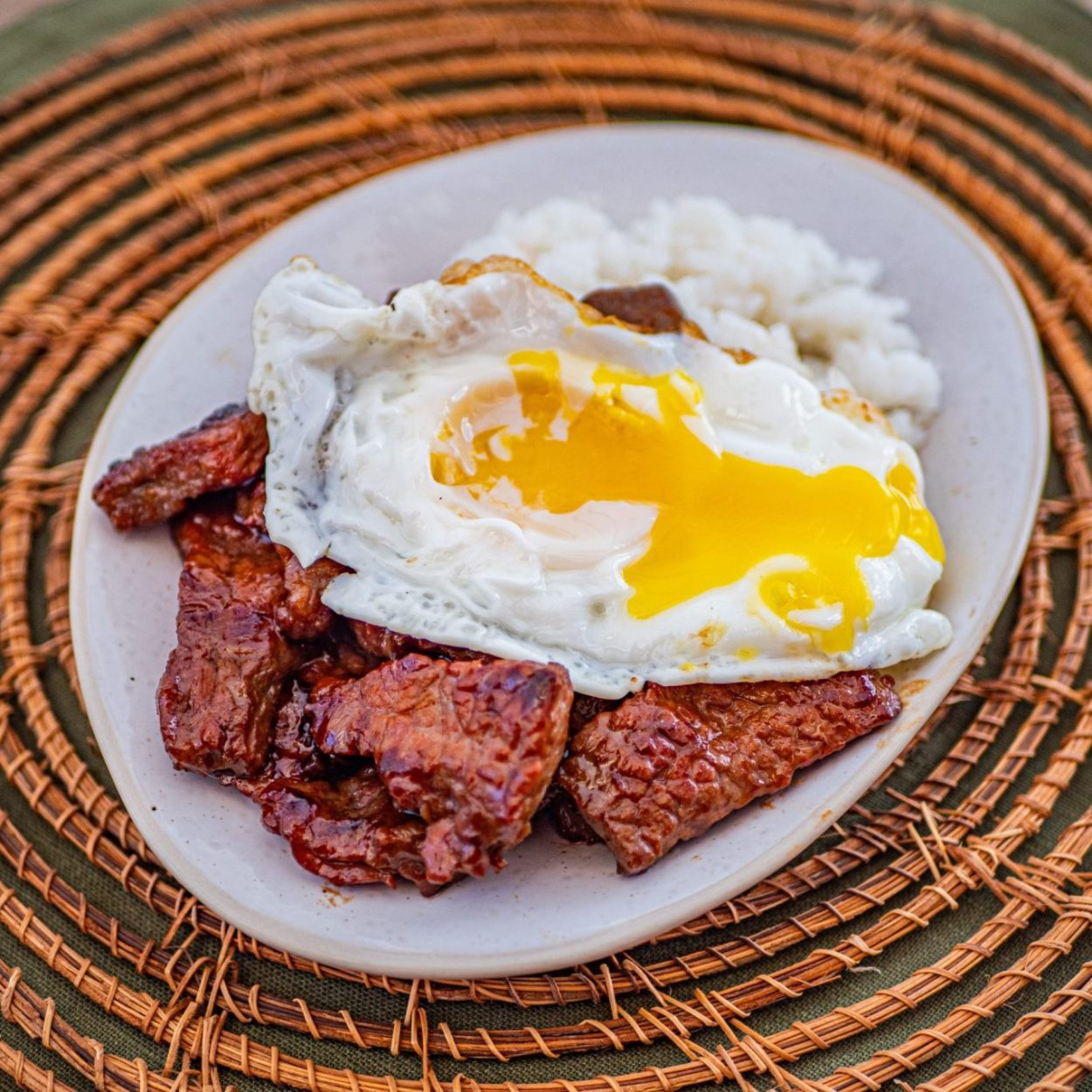 Tapsilog - Steak de bœuf mariné, œufs et riz - Le petit-déjeuner philippin