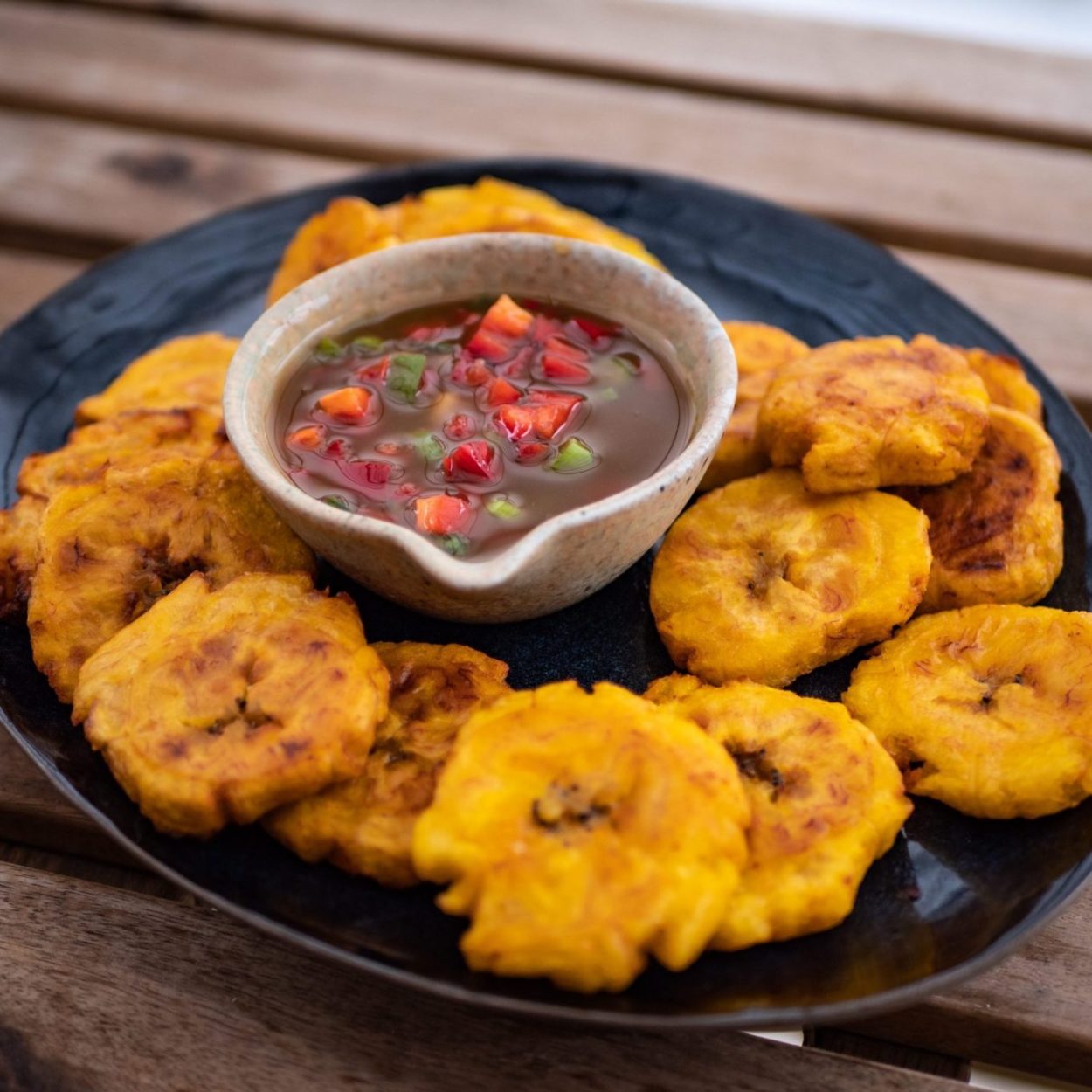 Tostones cubanos con mojo - Bananes plantains frites et sauce aux herbes - Recette cubaine