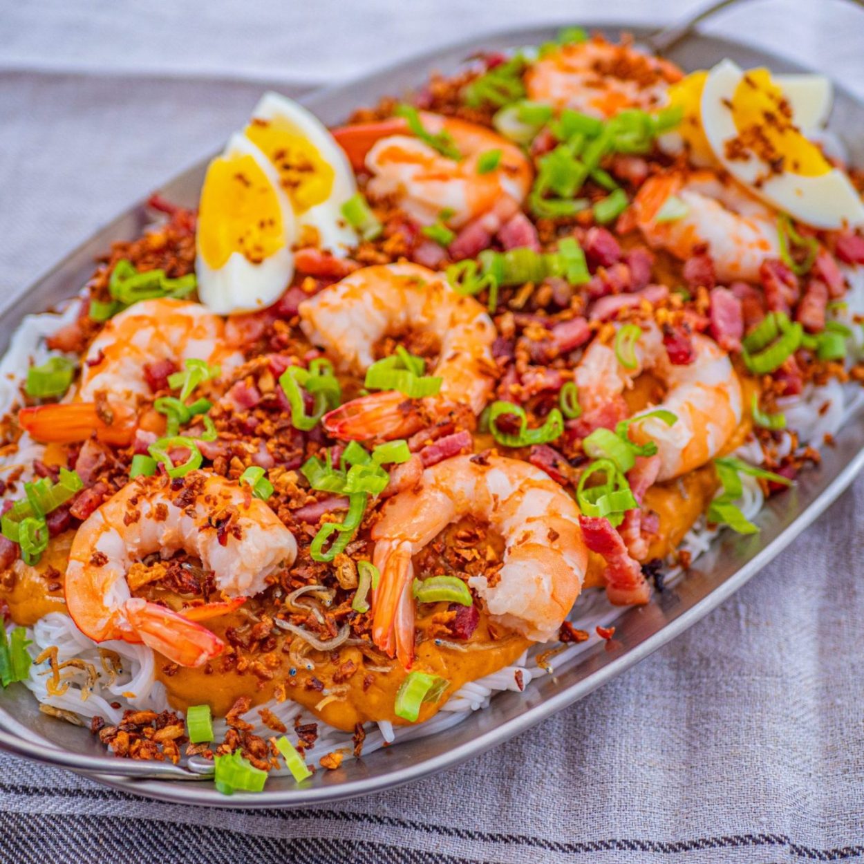 Pancit Palabok – Nouilles de riz et sauce crémeuse aux crevettes – Recette philippine