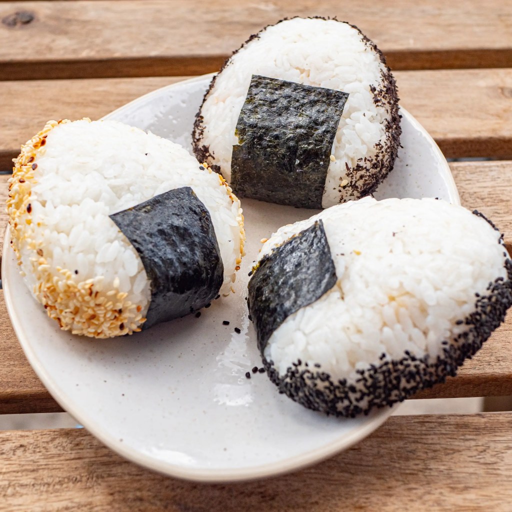 Les onigiri sont enroulés de feuilles de nori pour faciliter la dégustation