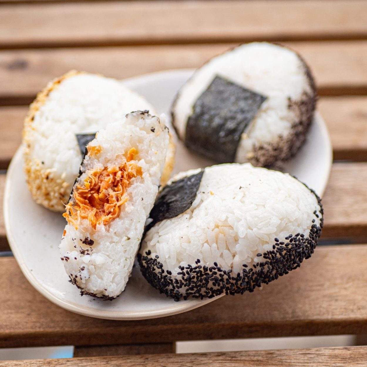 Onigiri au saumon, à la bonite ou aux prunes - Recette japonaise