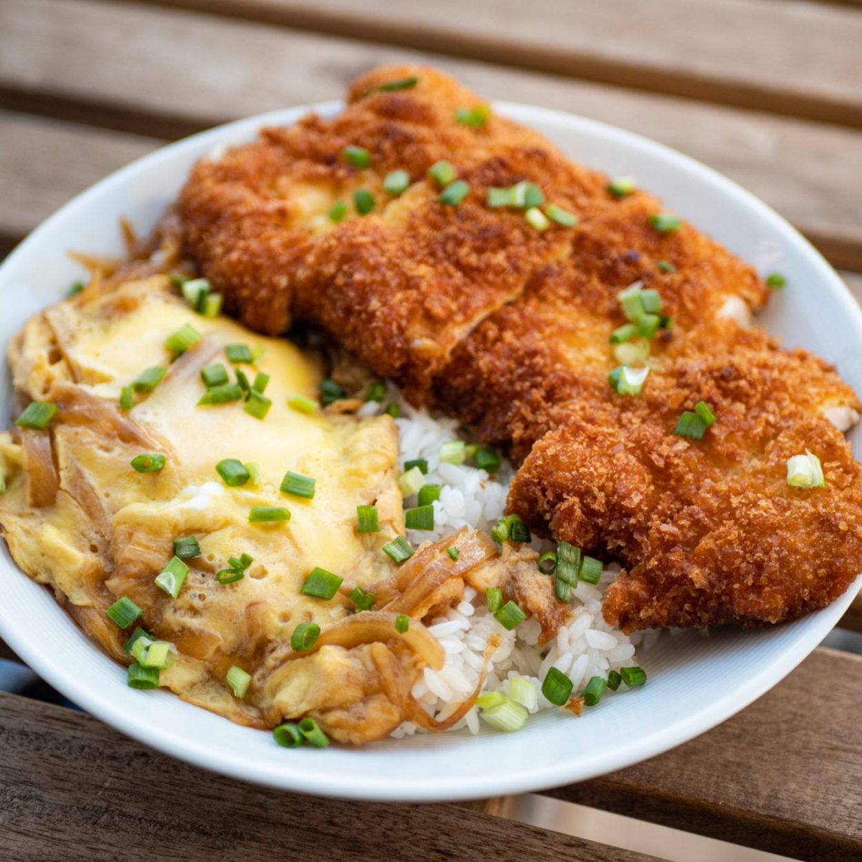 Katsu donburi - Katsu de poulet, riz et sauce au saké et à la sauce soja