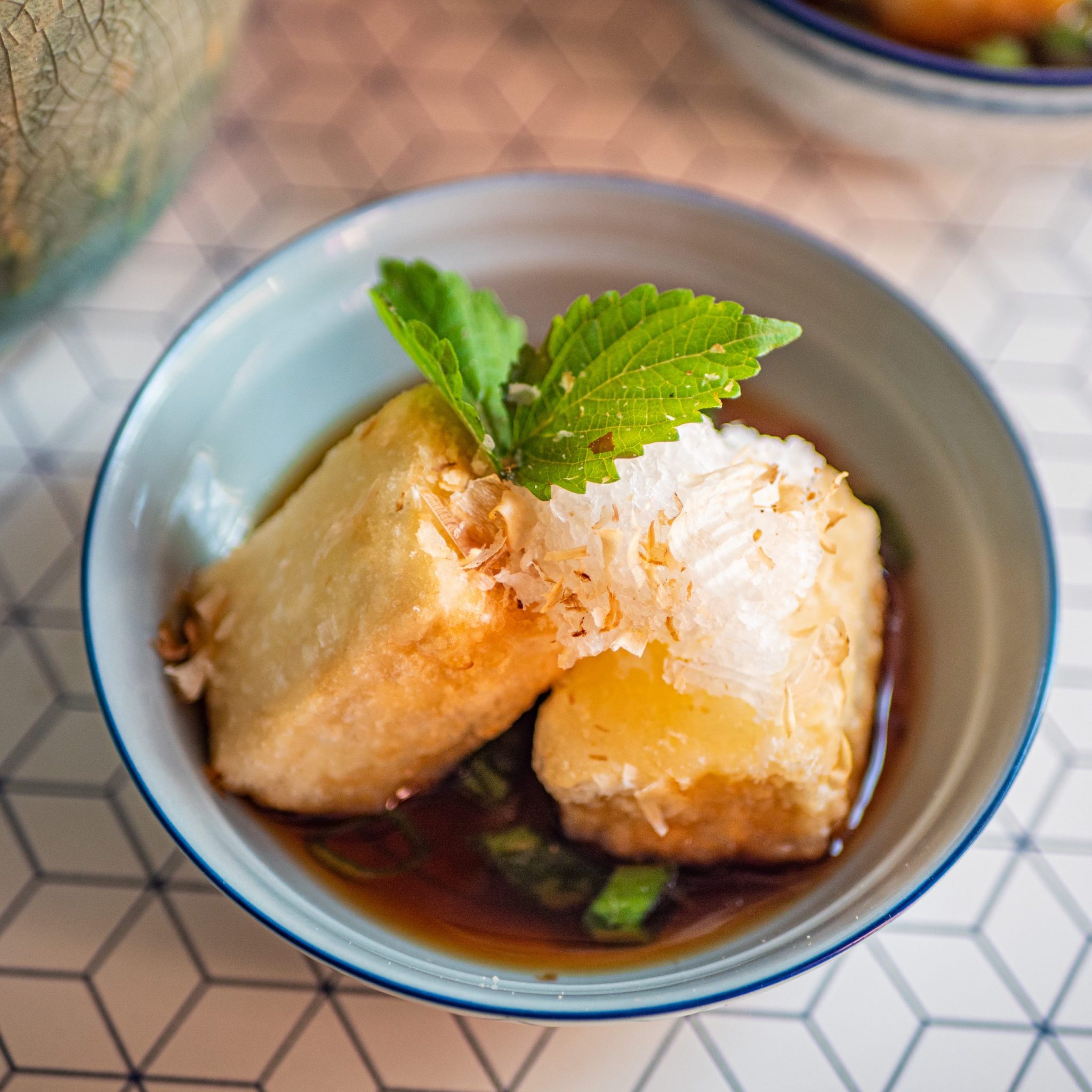 Tanuki soba Nouilles soba en bouillon froid à la sauce soja et au saké Recette japonaise