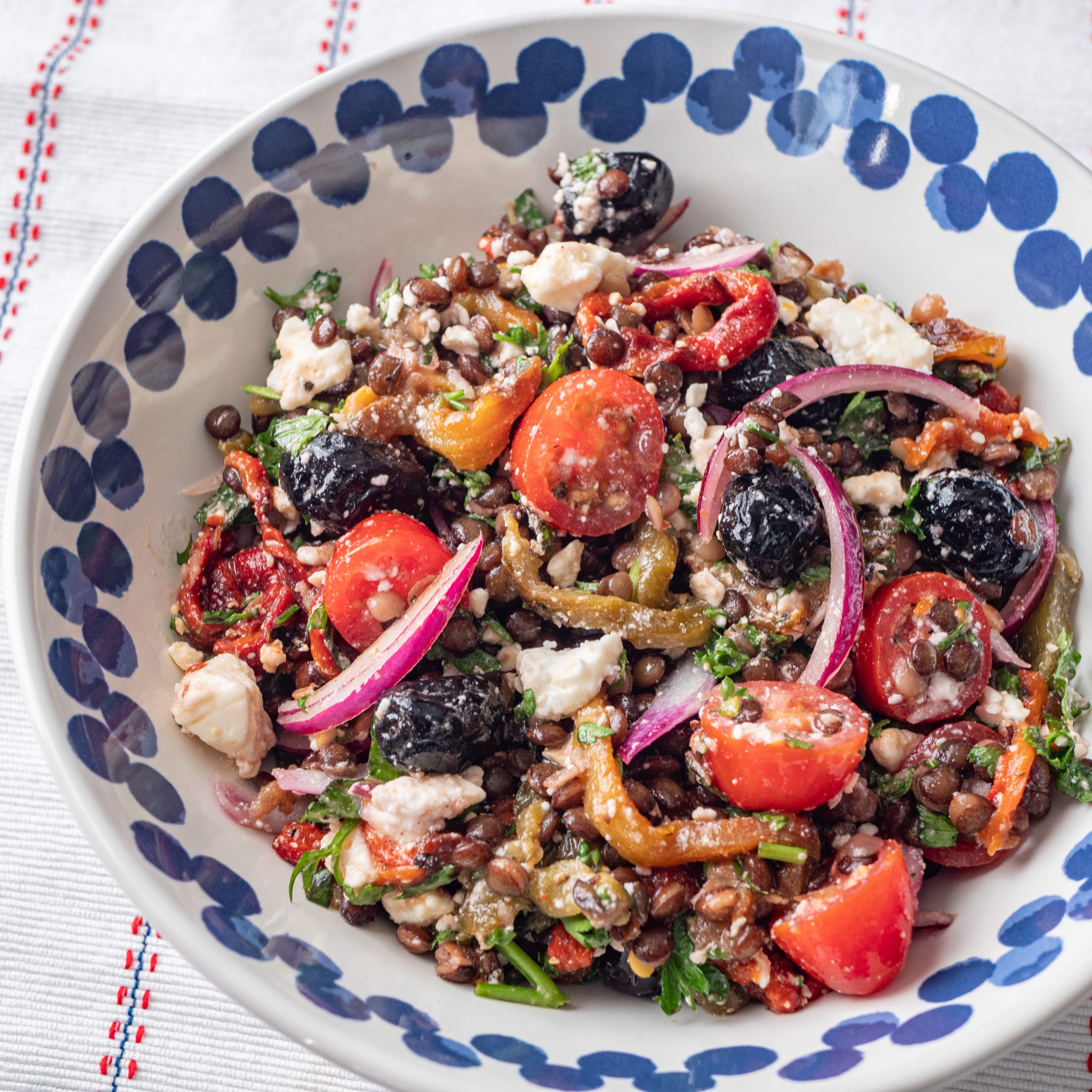 Fakes Salata - Salade de lentilles aux tomates et à la feta - Recette grecque