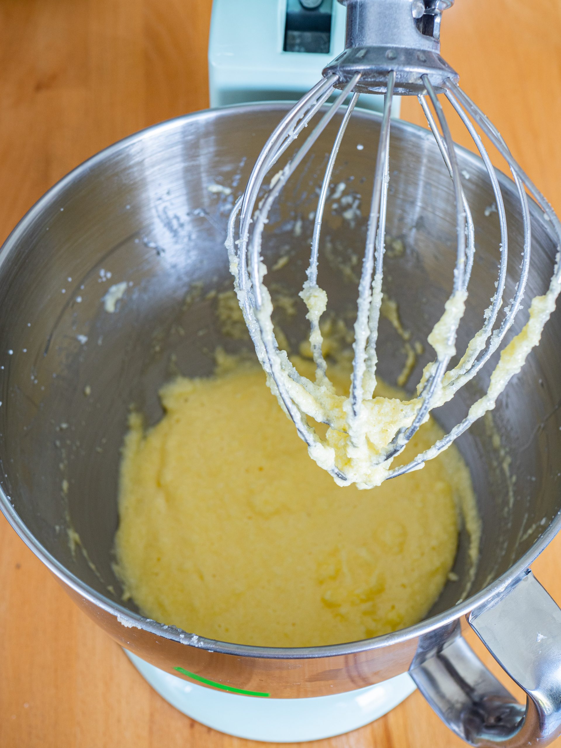 1. Dans le bol d’un robot, fouetter le beurre avec le sucre jusqu’à obtenir un mélange crémeux.