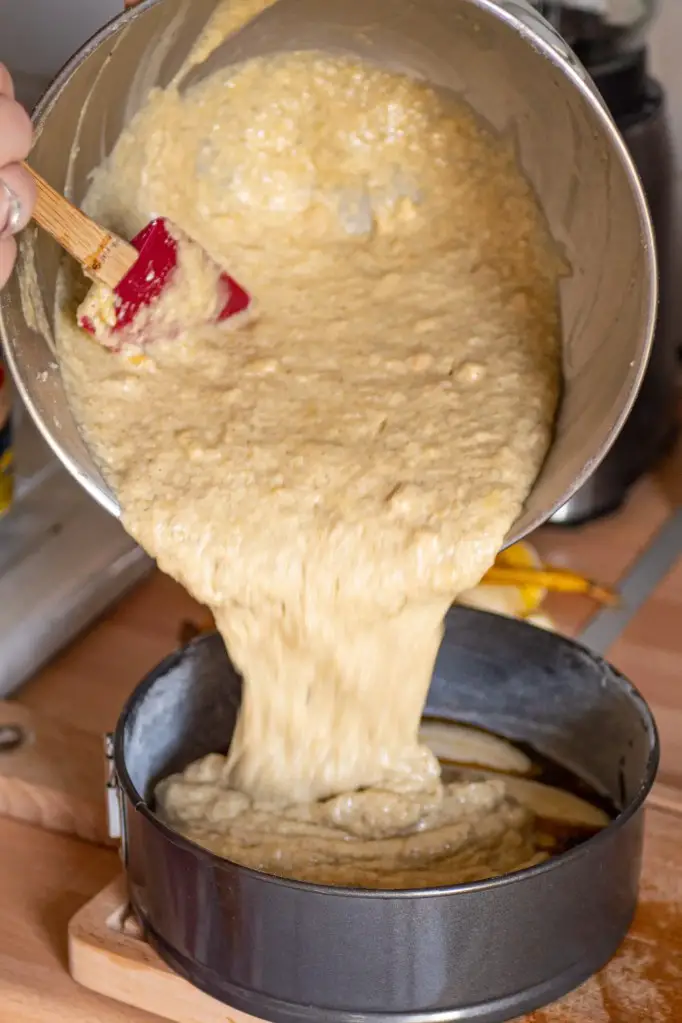 6. Verser la pâte par-dessus. Enfourner et cuire pendant 40 minutes à 180°C.