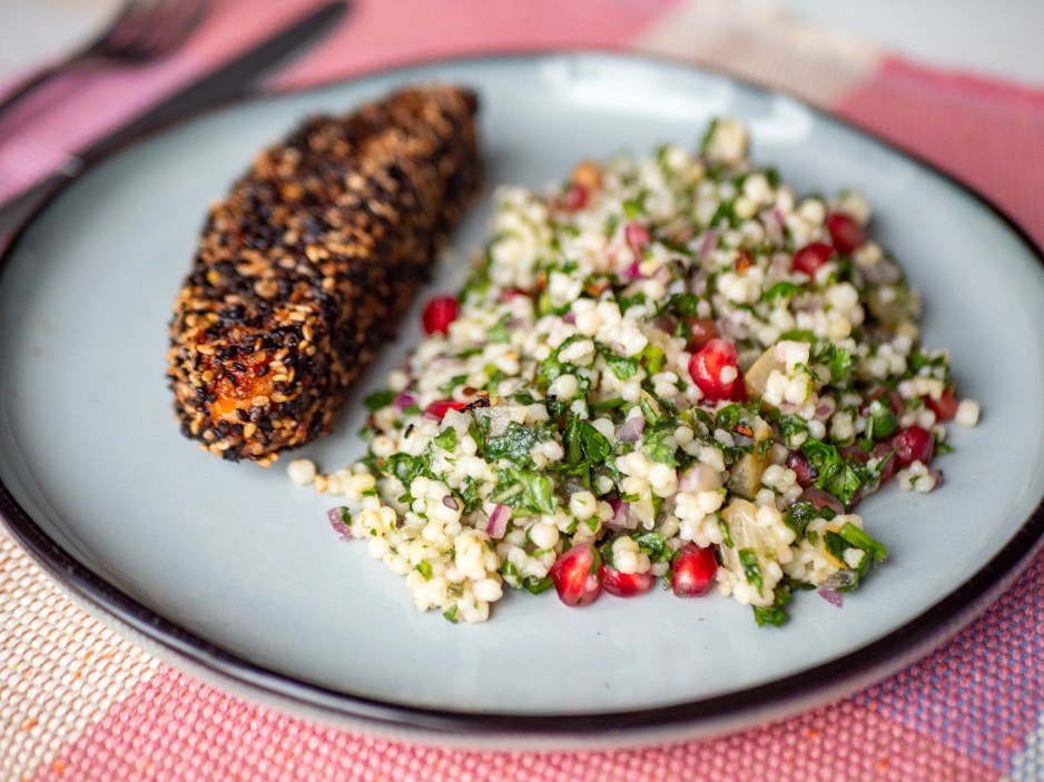 Saumon en croûte de sésame et dukkah, accompagné de salade de berkoukes à la grenade : Une rencontre entre le Japon et la Méditerranée 11 Saumon en croûte de sésame et dukkah, accompagné de salade de berkoukes à la grenade : Une rencontre entre le Japon et la Méditerranée