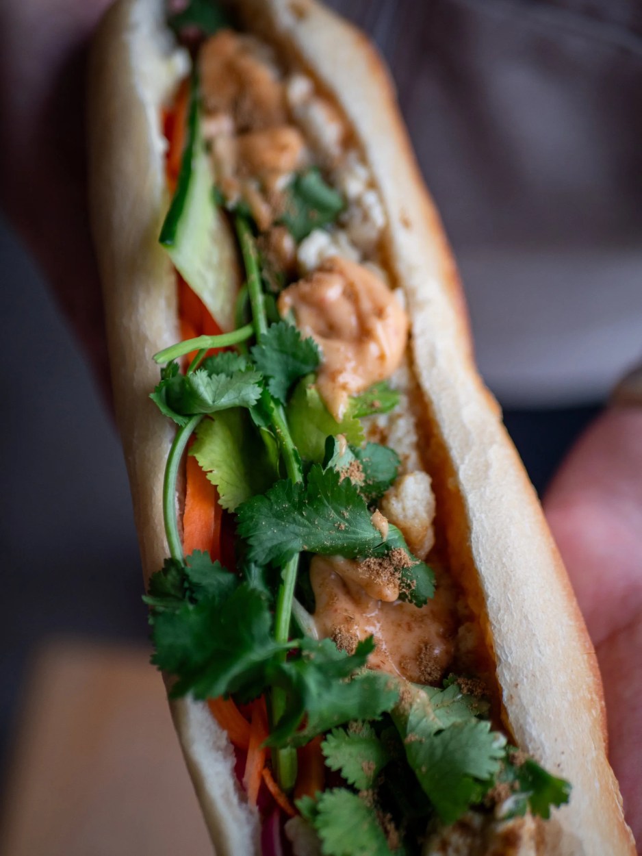 Le sandwich Kalentika Façon Bánh Mì : Quand la Colonisation Façonne la Street Food
