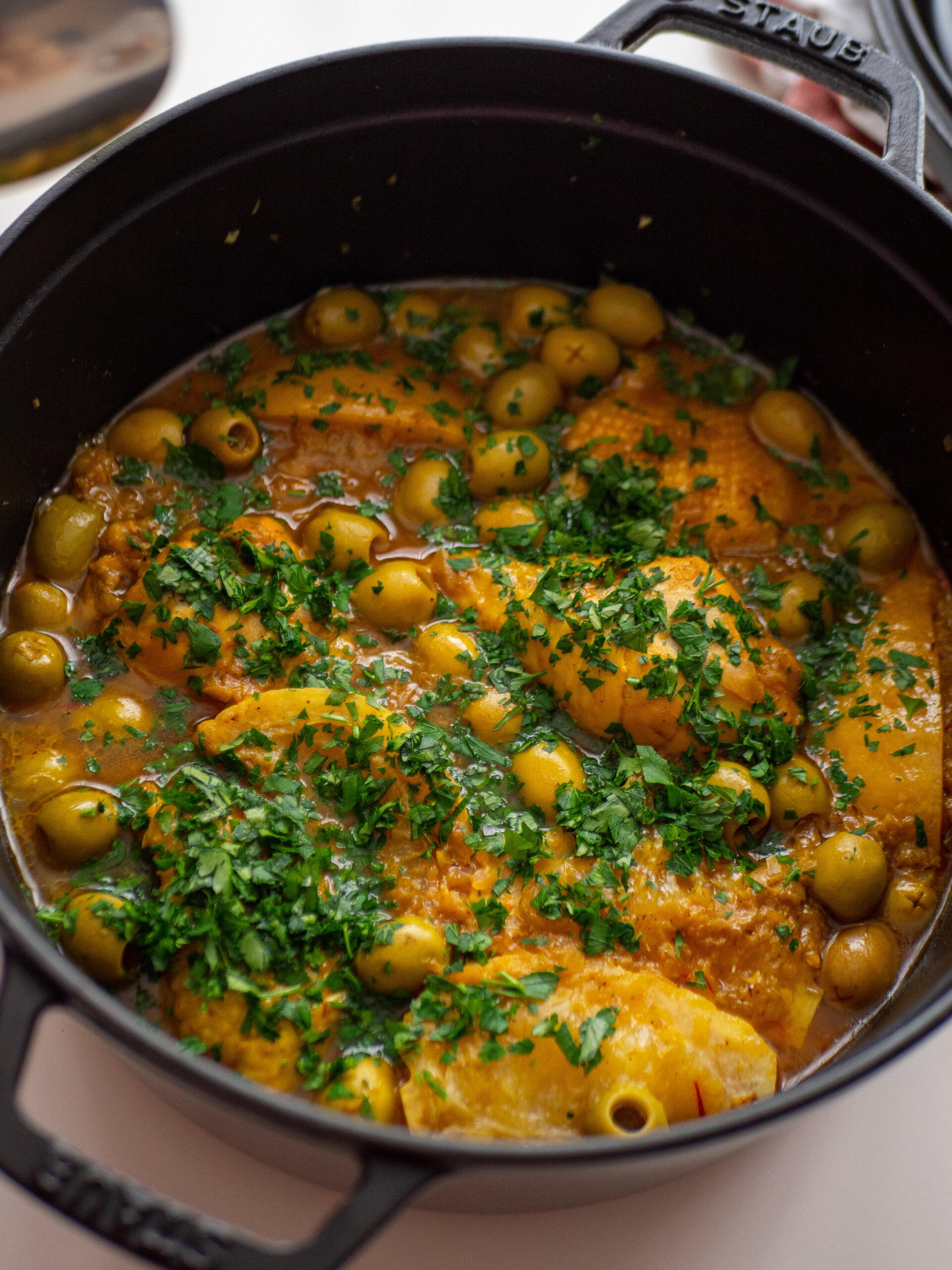 Le tajine de poulet aux olives et citrons confits : un classique algérien