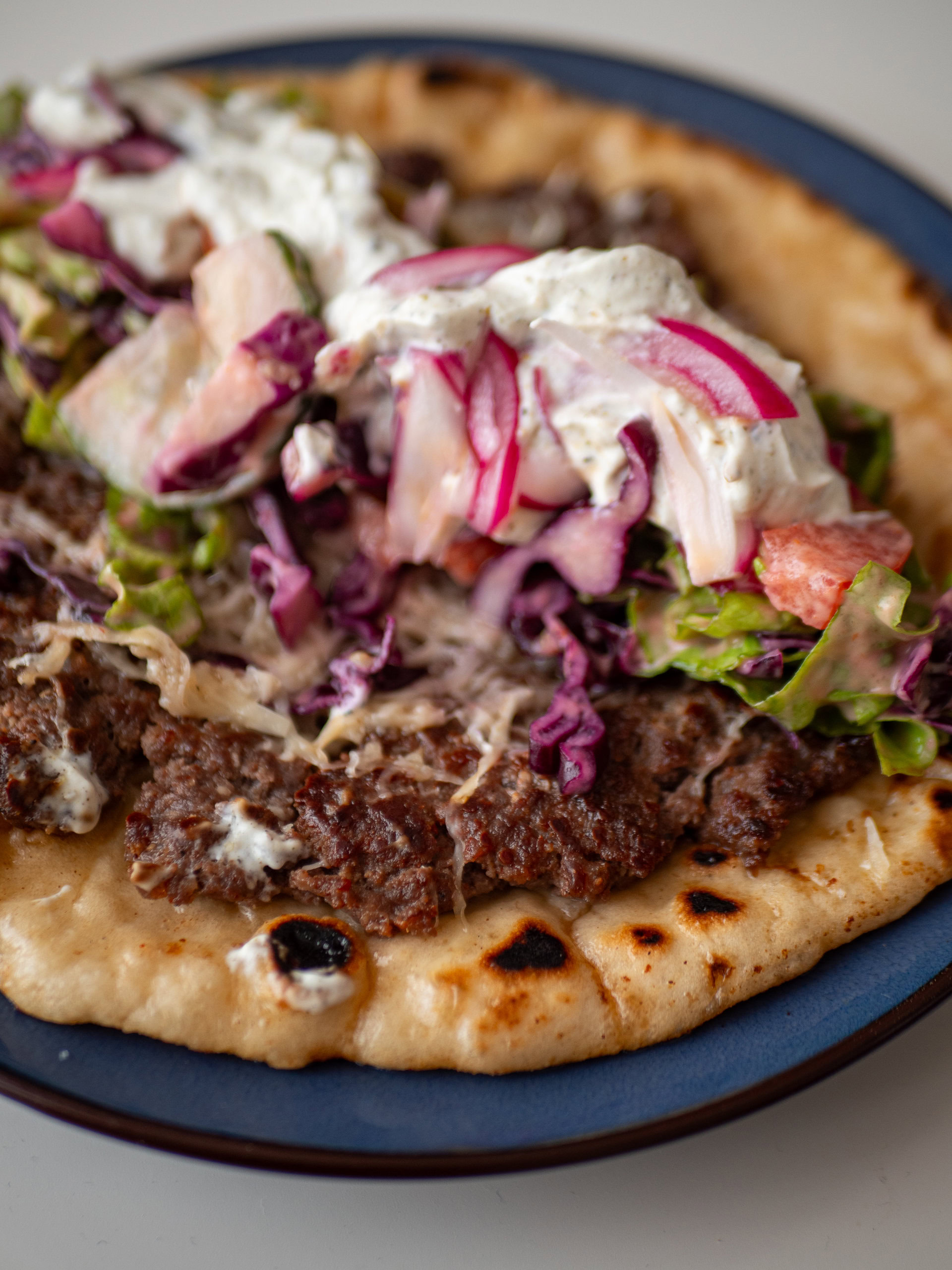 Recette facile de Smashed Pita façon Lahmacun, sauce yaourt et chou croquant