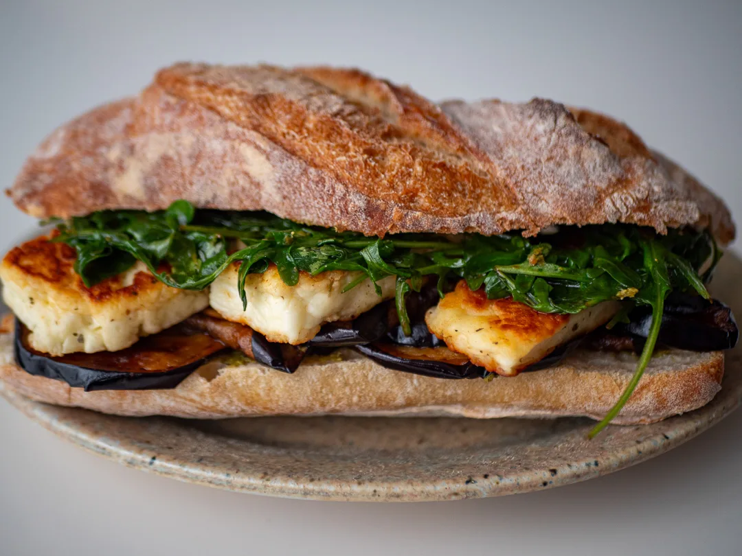 Sandwich chaud au halloumi, aubergine et pesto : une recette printanière irrésistible