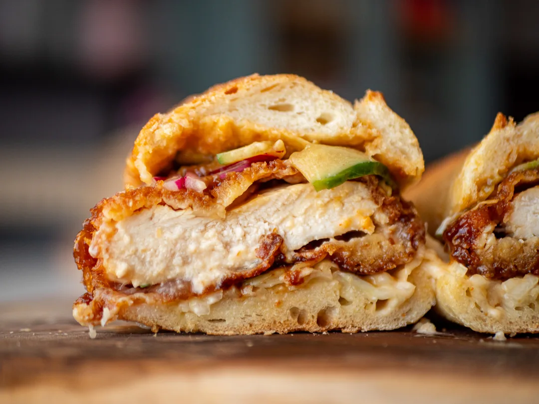 Sandwich Poulet Katsu Laqué, Pickles & Salade de Chou Spicy : La Recette Pique-Nique de l’Été