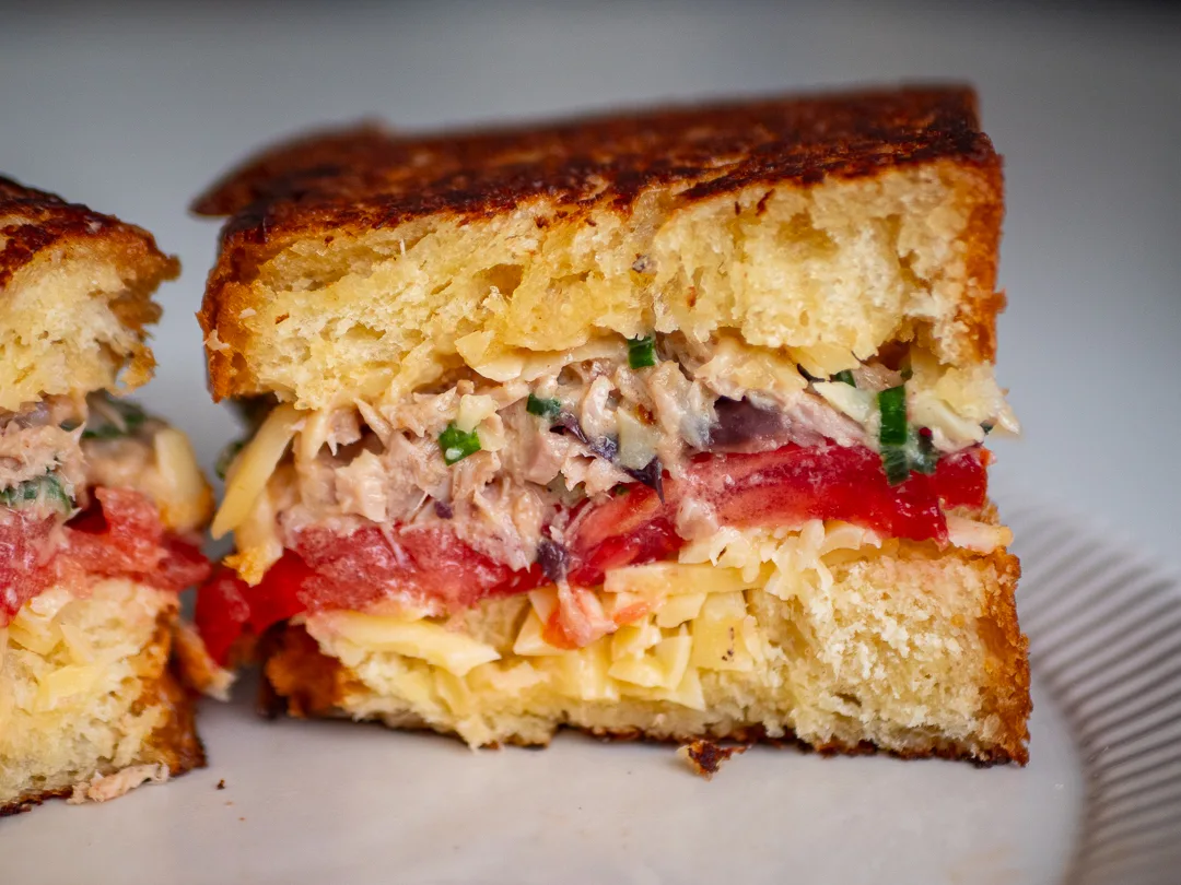 Tuna Melt Sandwich : le croque américain fondant au thon, olives & cheddar