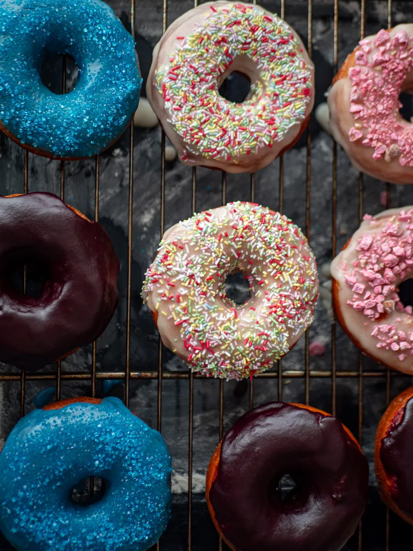 Doughnut maison avec glaçage : la recette incontournable pour des beignets américains authentiques