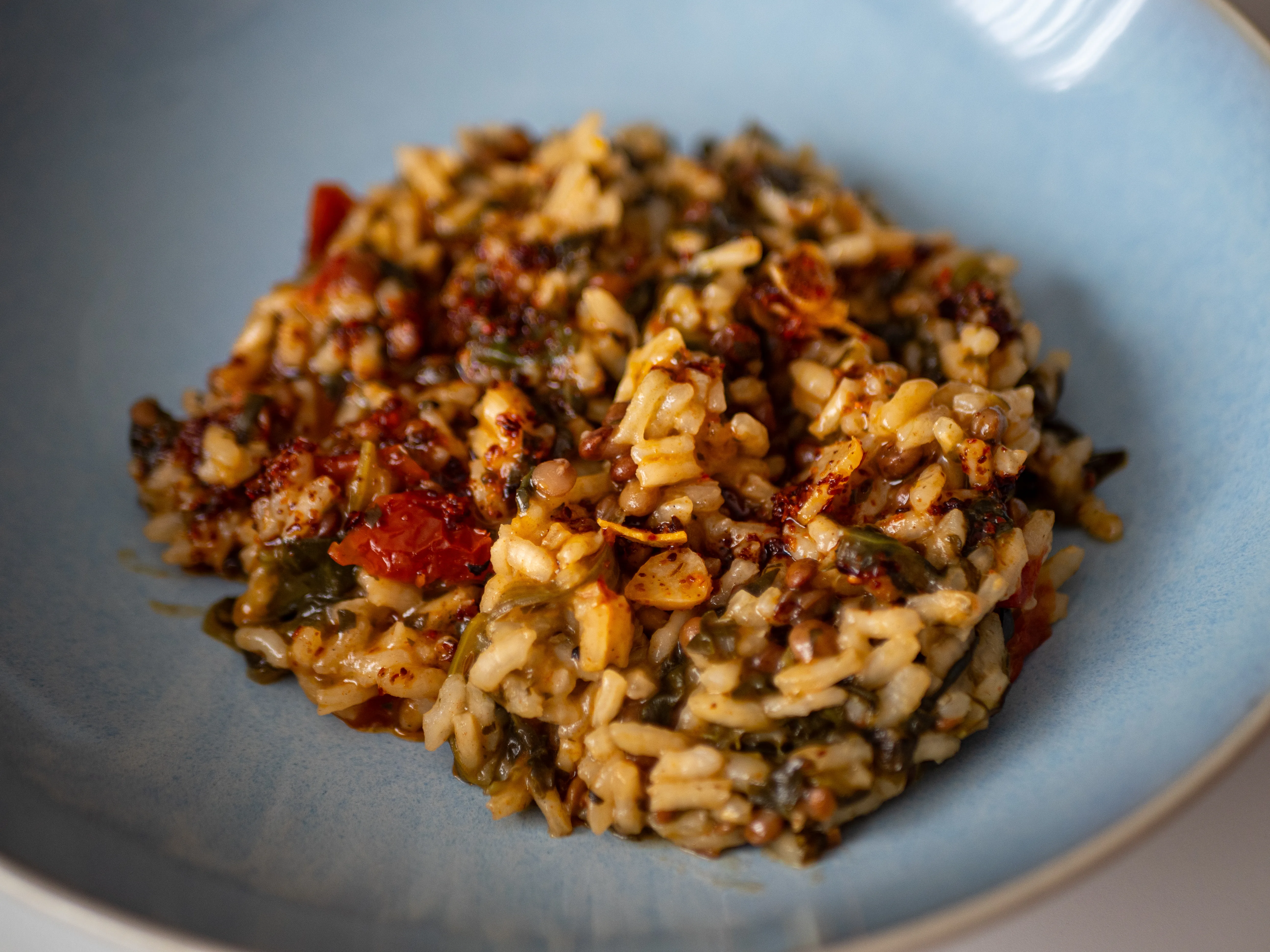 Recette du riz aux épinards, tomates séchées, citrons confits, lentilles & huile pimentée – idéale pour la rentrée