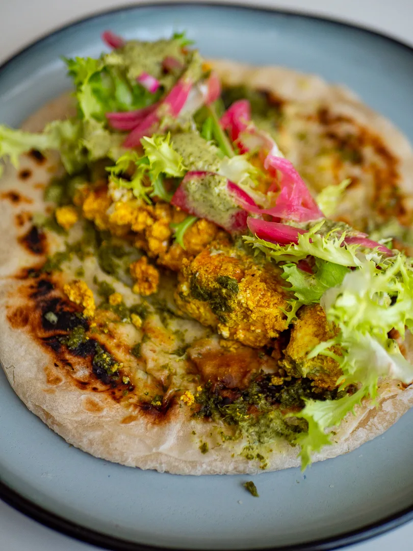 La recette du Paneer Kathi Roll indien fait maison : paratha, chutney vert et paneer grillé