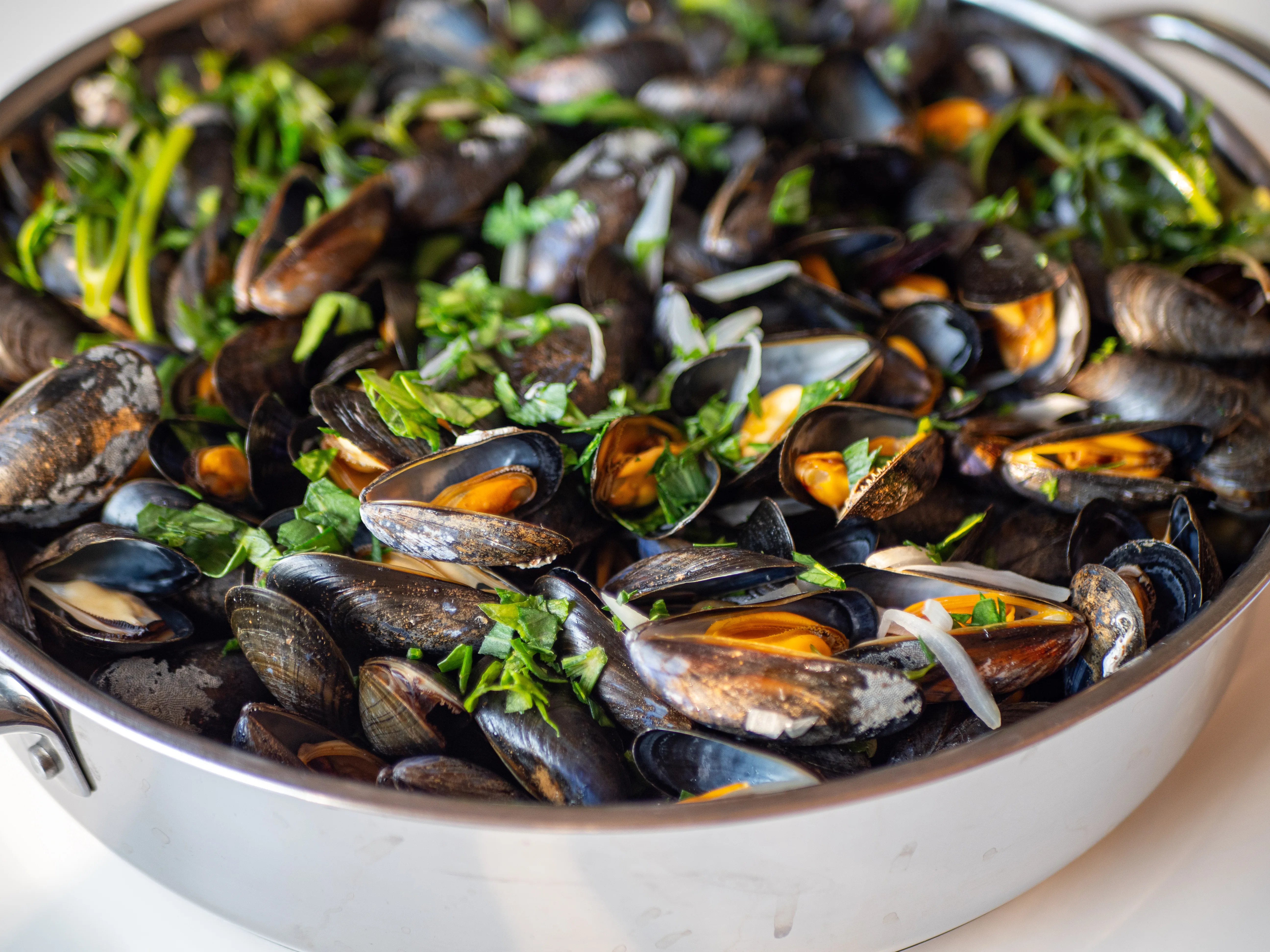 Recette des moules frites traditionnelles sauce marinière : un incontournable de la braderie de Lille