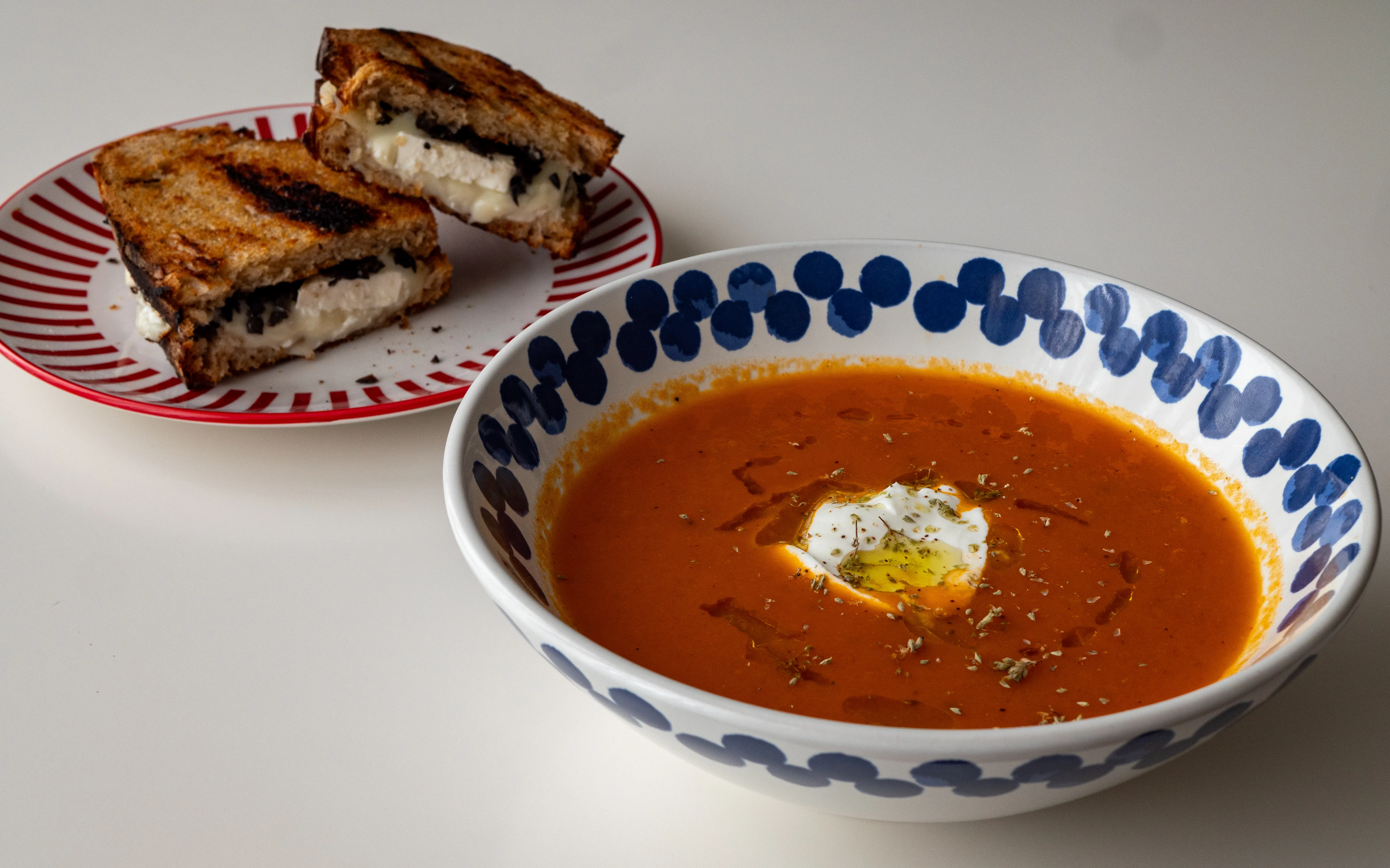 La recette de Grilled Cheese sandwich & tomato soup à la grecque