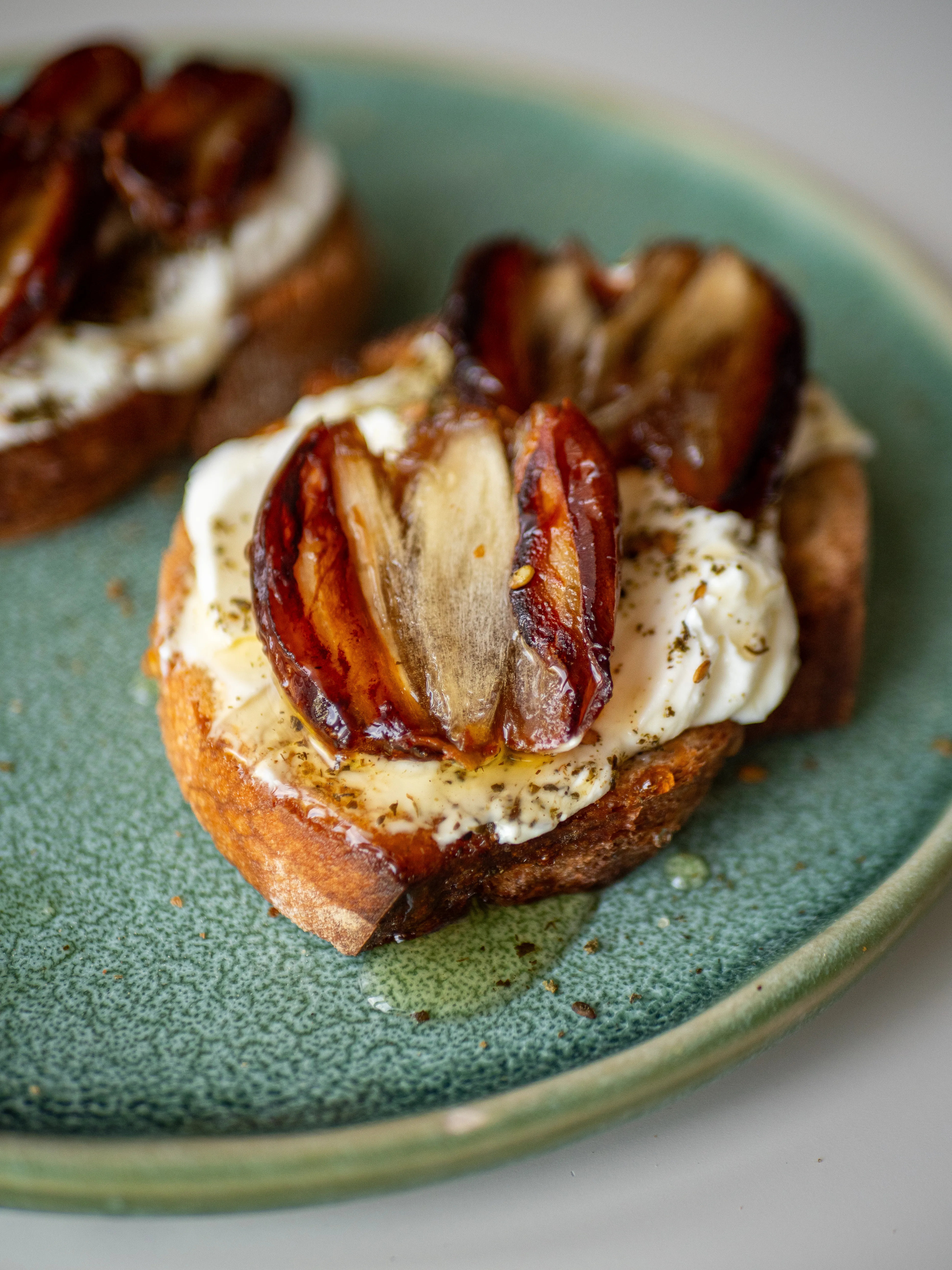 La recette de la Bruschetta aux dattes rôties, labneh & zaatar : une tartine tendance aux saveurs du Levant