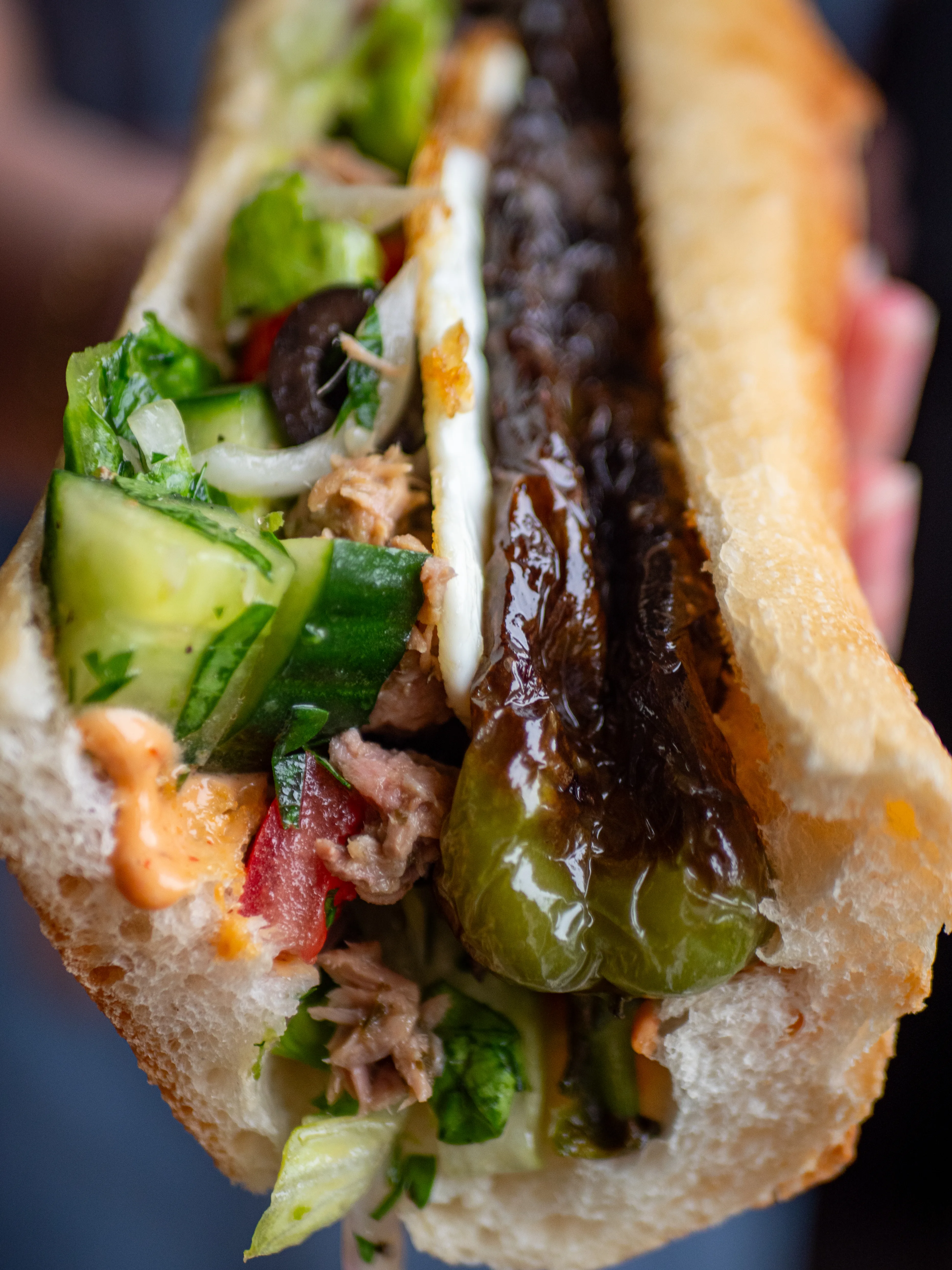 La recette du Sandwich aux poivrons frits, thon et mayo harissa : un voyage gourmand entre l’Algérie et la Méditerranée