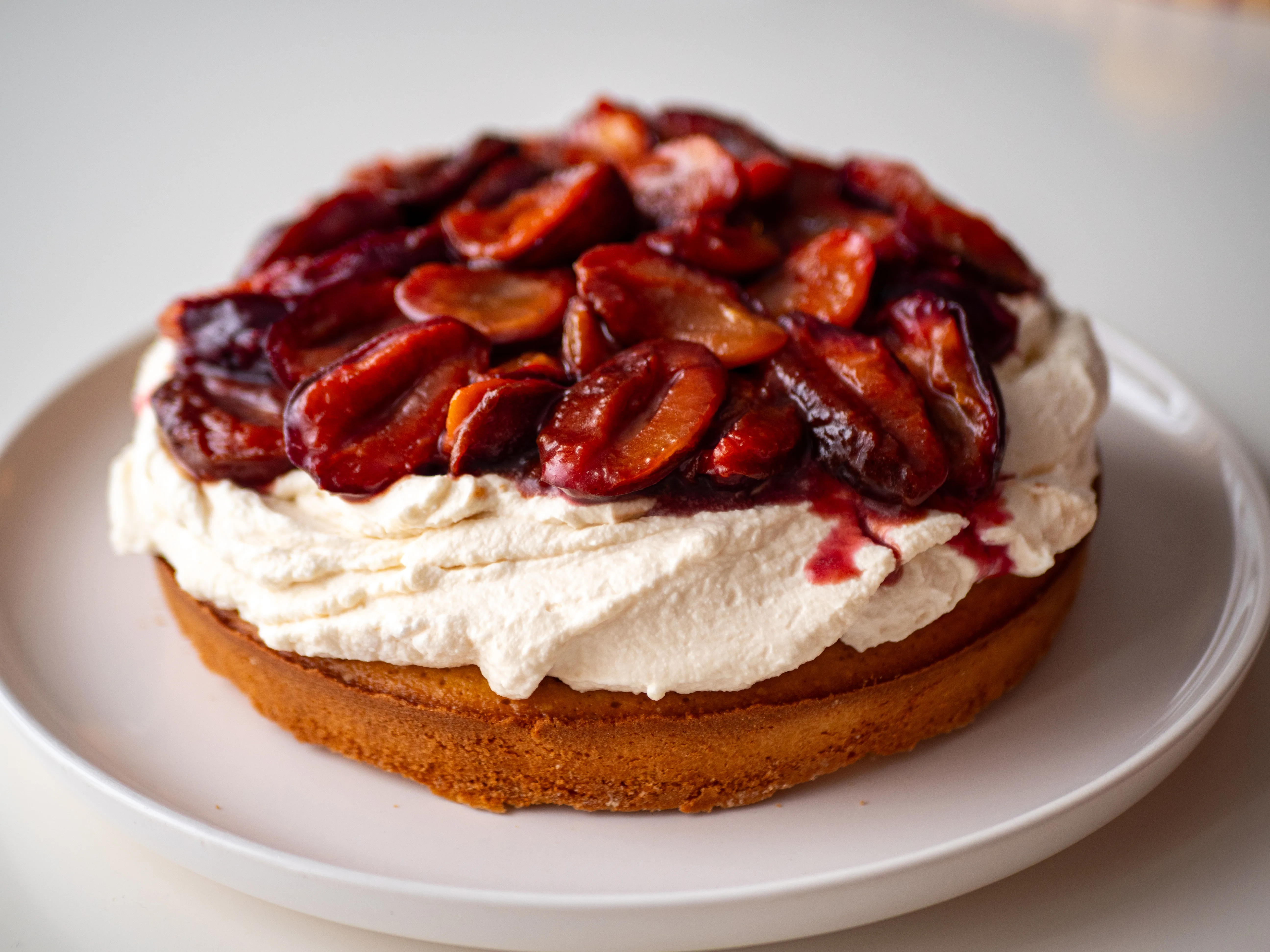 Gâteau aux amandes, crème ricotta-mascarpone & quetsches rôties : la recette d’automne parfaite