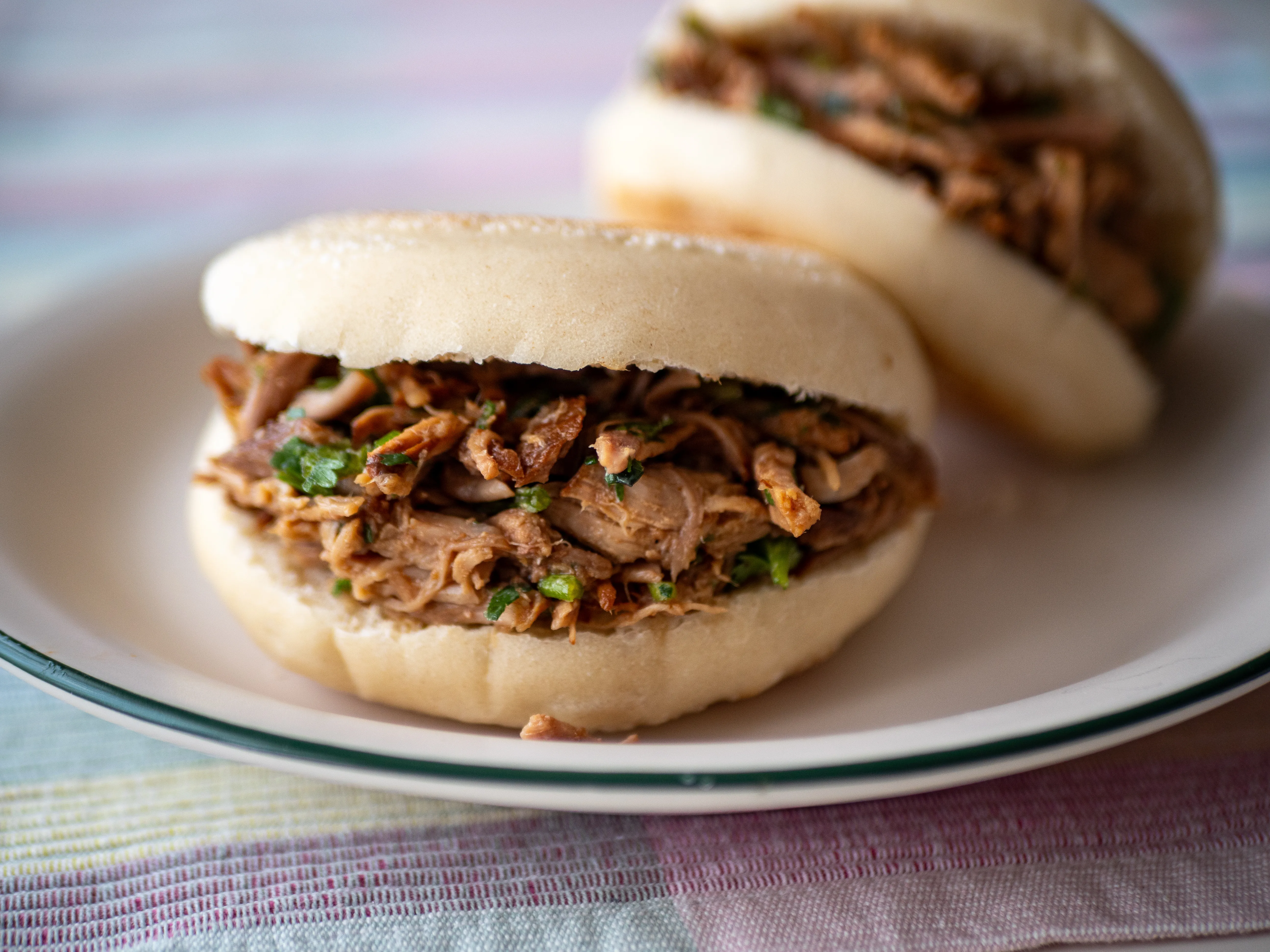 Rou Jia Mo : le burger chinois fondant aux épices