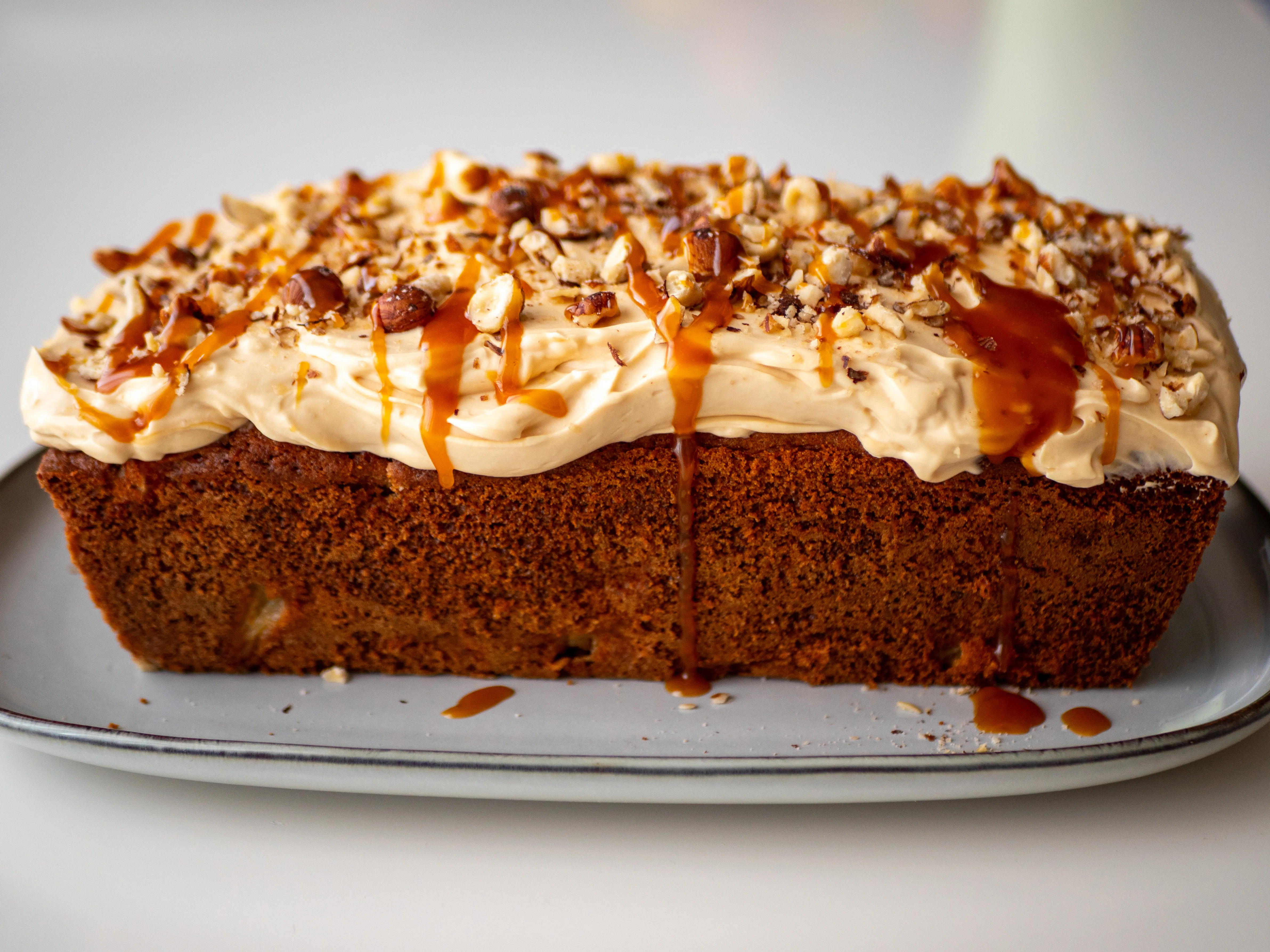 La recette du Cake aux pommes et glaçage caramel beurre salé