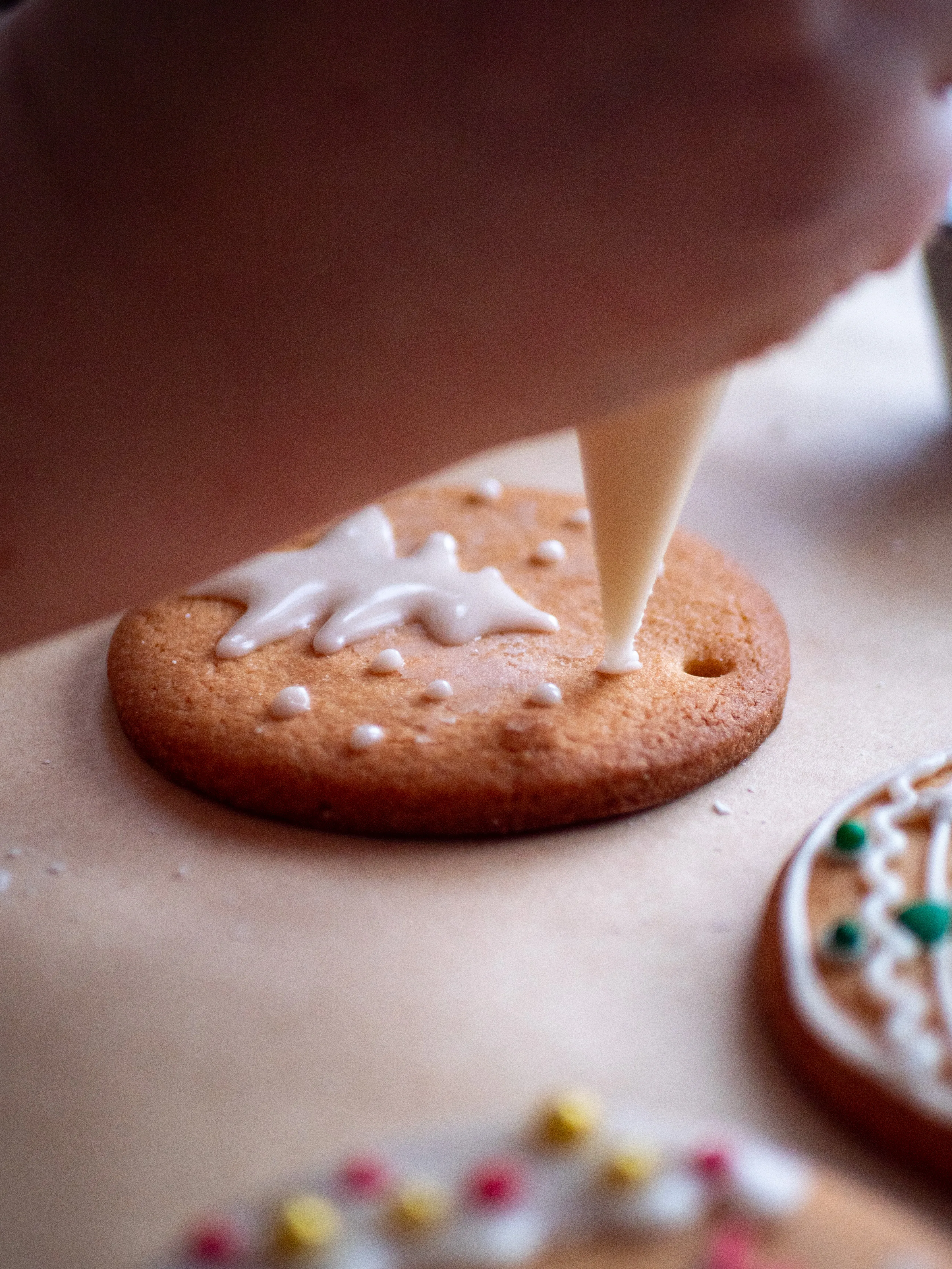Recette des sablés de Noël à suspendre au sapin : tradition, parfum d’hiver et magie gourmande