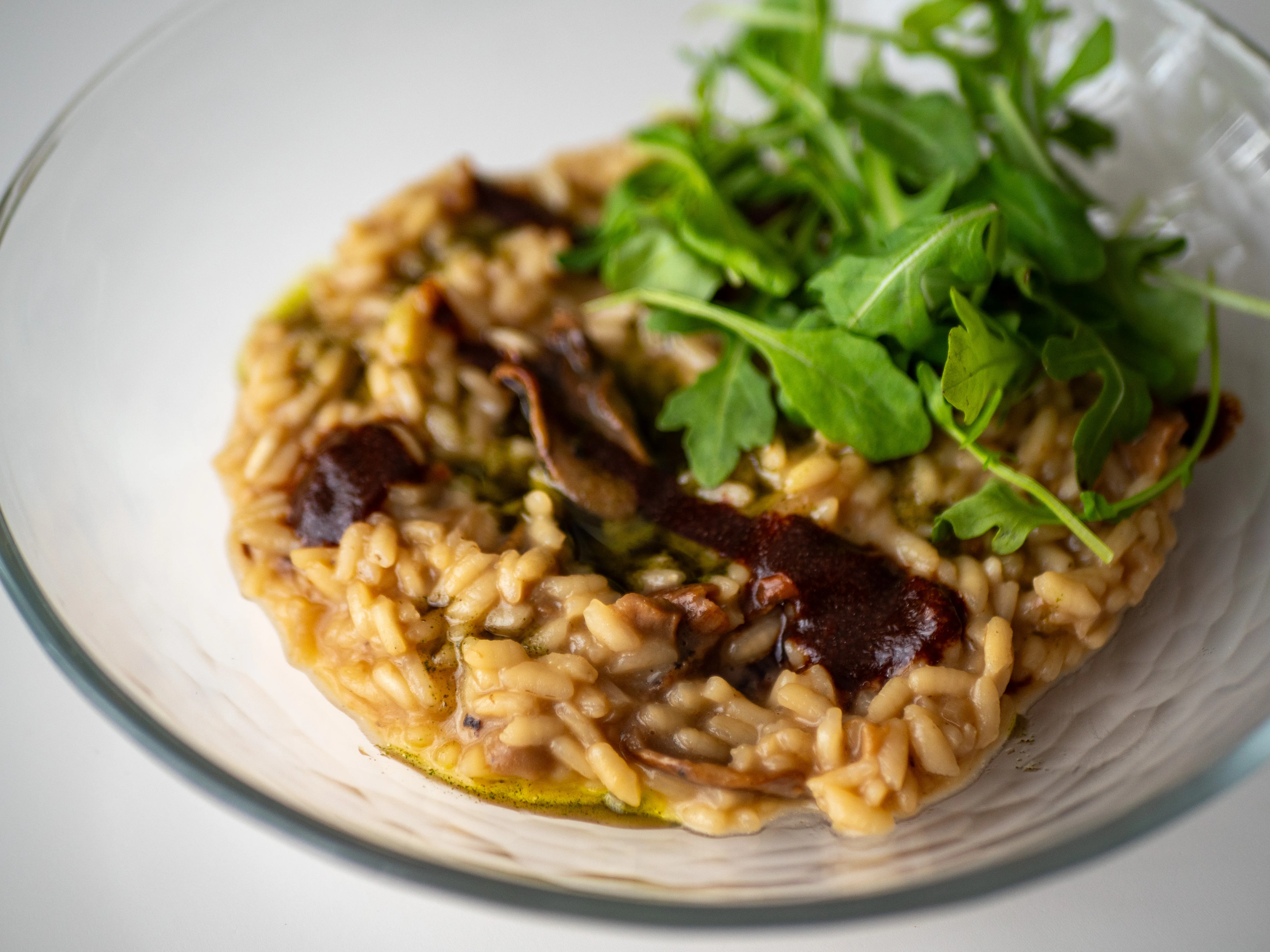 Risotto aux girolles, huile de ciboulette et crème d’ail noir : l’entrée festive, simple et raffinée à servir pour Noël
