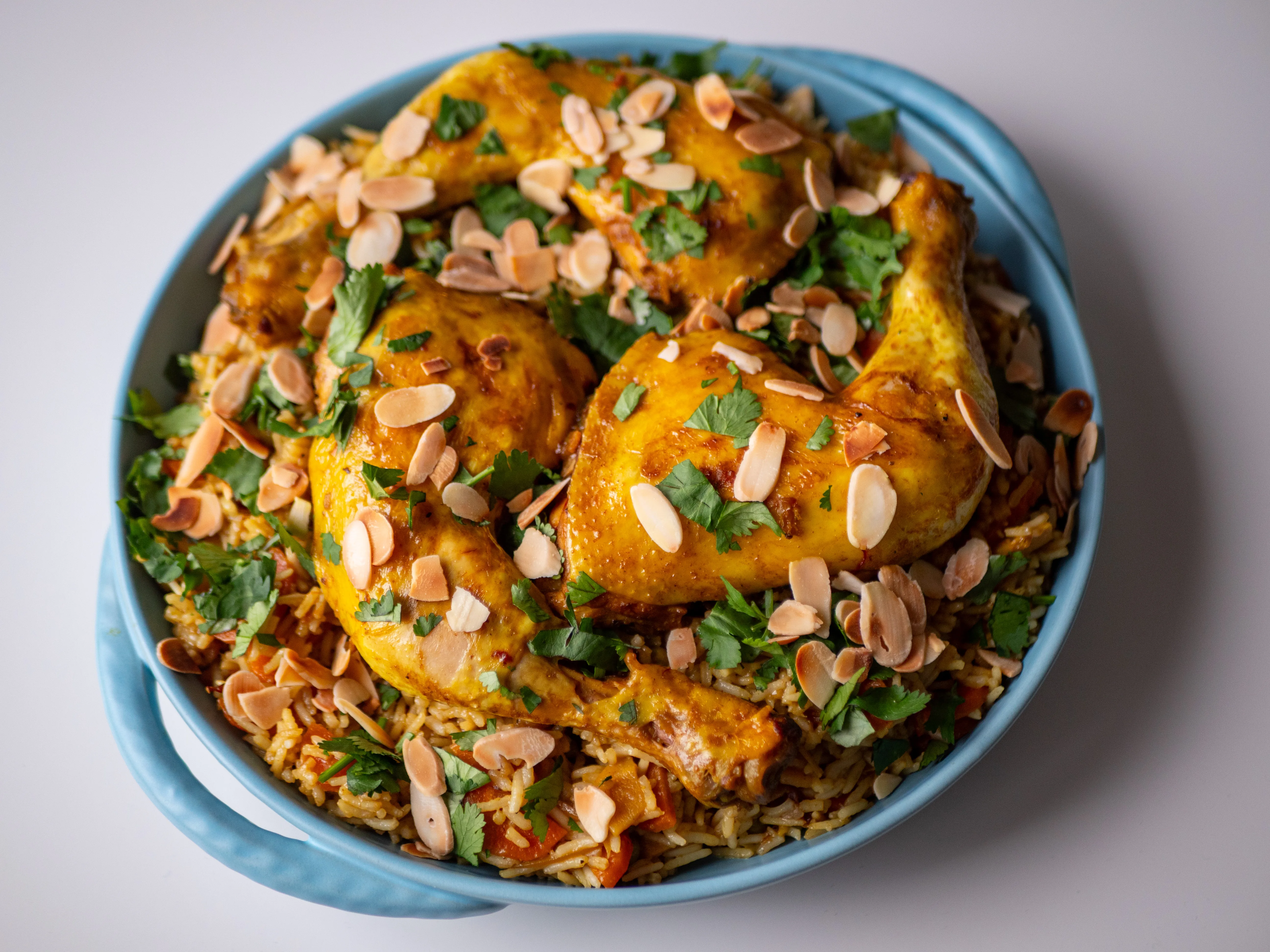 Riz aux cuisses de poulet safranées, légumes d’hiver & épine-vinette