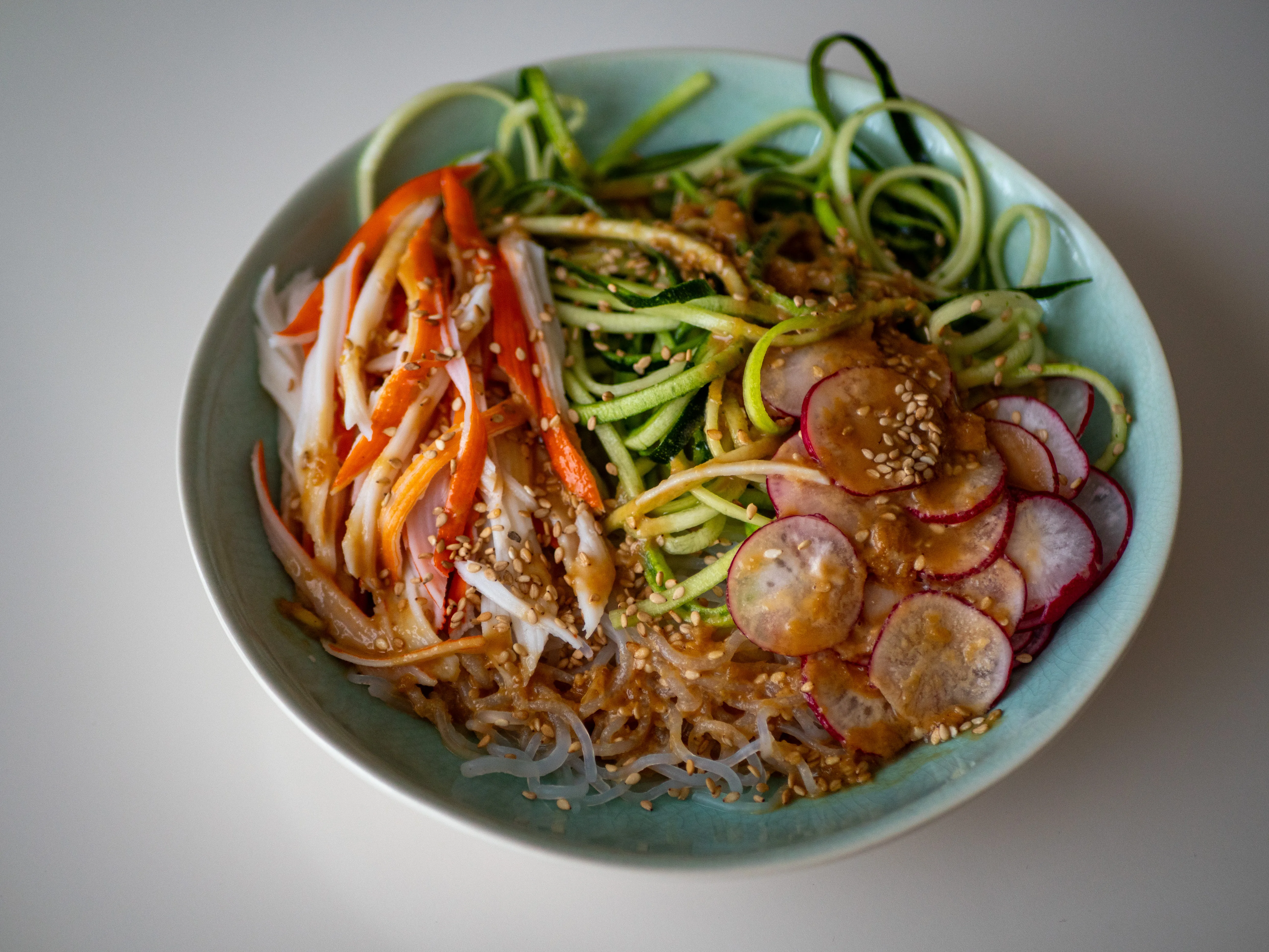 Nouilles de konjac au surimi : la recette saine, fraîche et savoureuse prête en 10 minutes