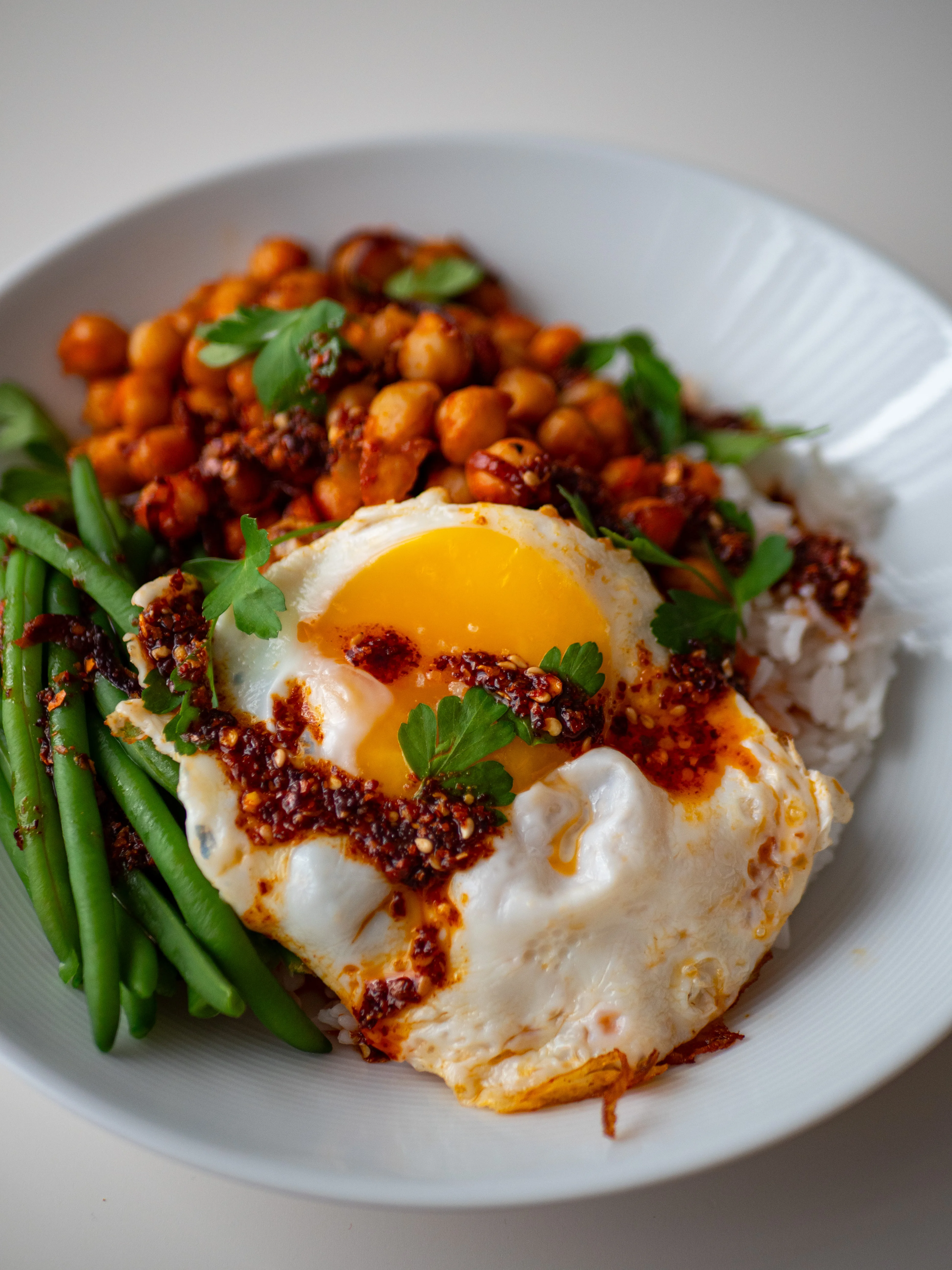 Recette du bol de riz jasmin aux pois-chiches au paprika fumé, haricots verts, œuf croustillant & chinese chili oil