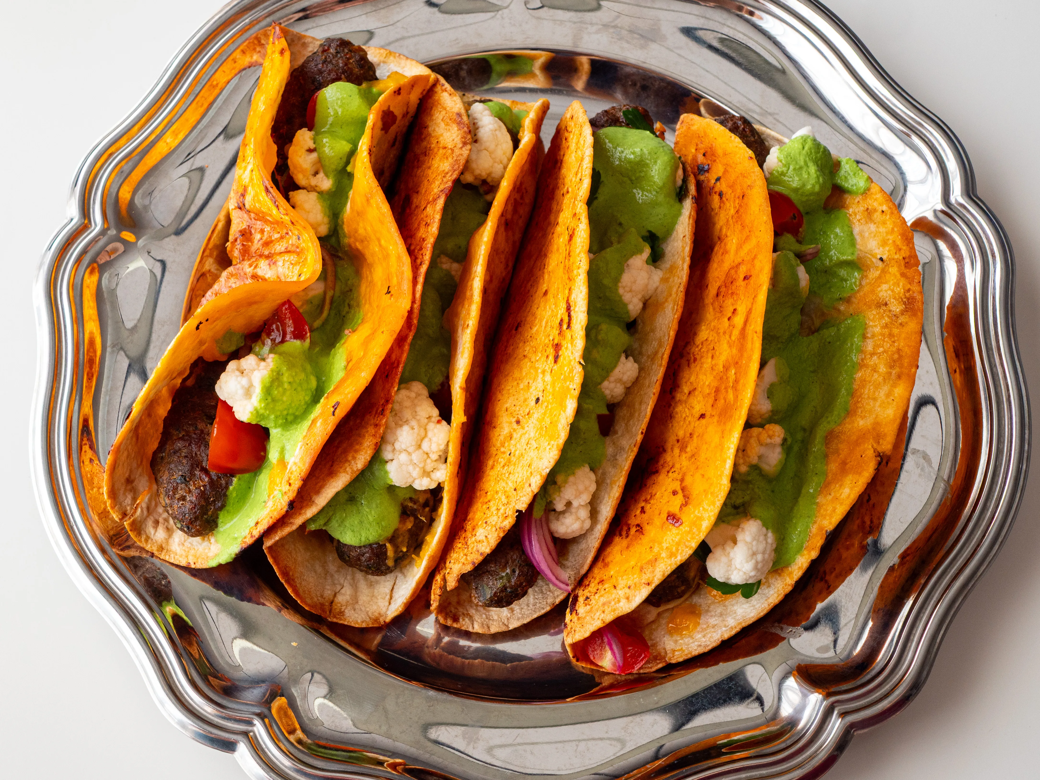 Tacos fusion seekh kebab au four, pickles de chou-fleur et sauce verte légère