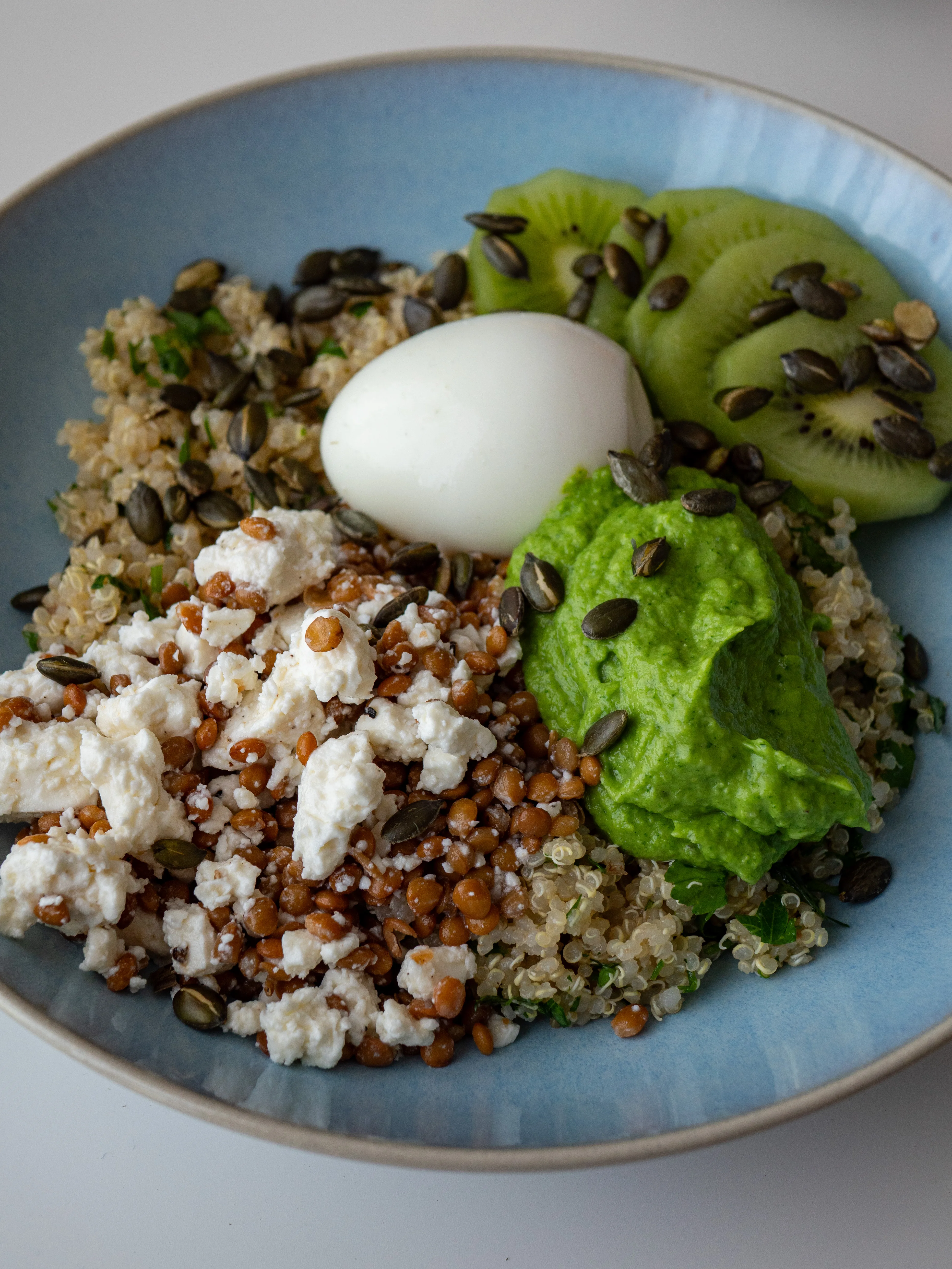 Salade de quinoa protéinée aux lentilles, kiwi, feta, œuf mollet & guasacaca légère